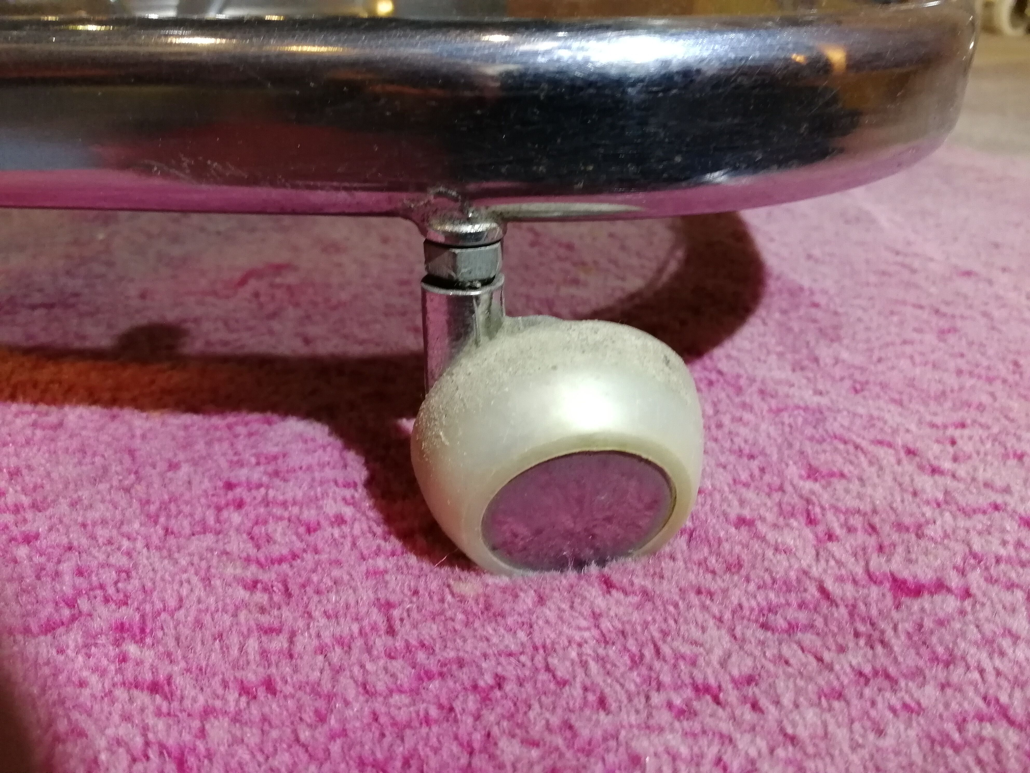 Table basse desserte chromé et verre fumé avec support à bouteille