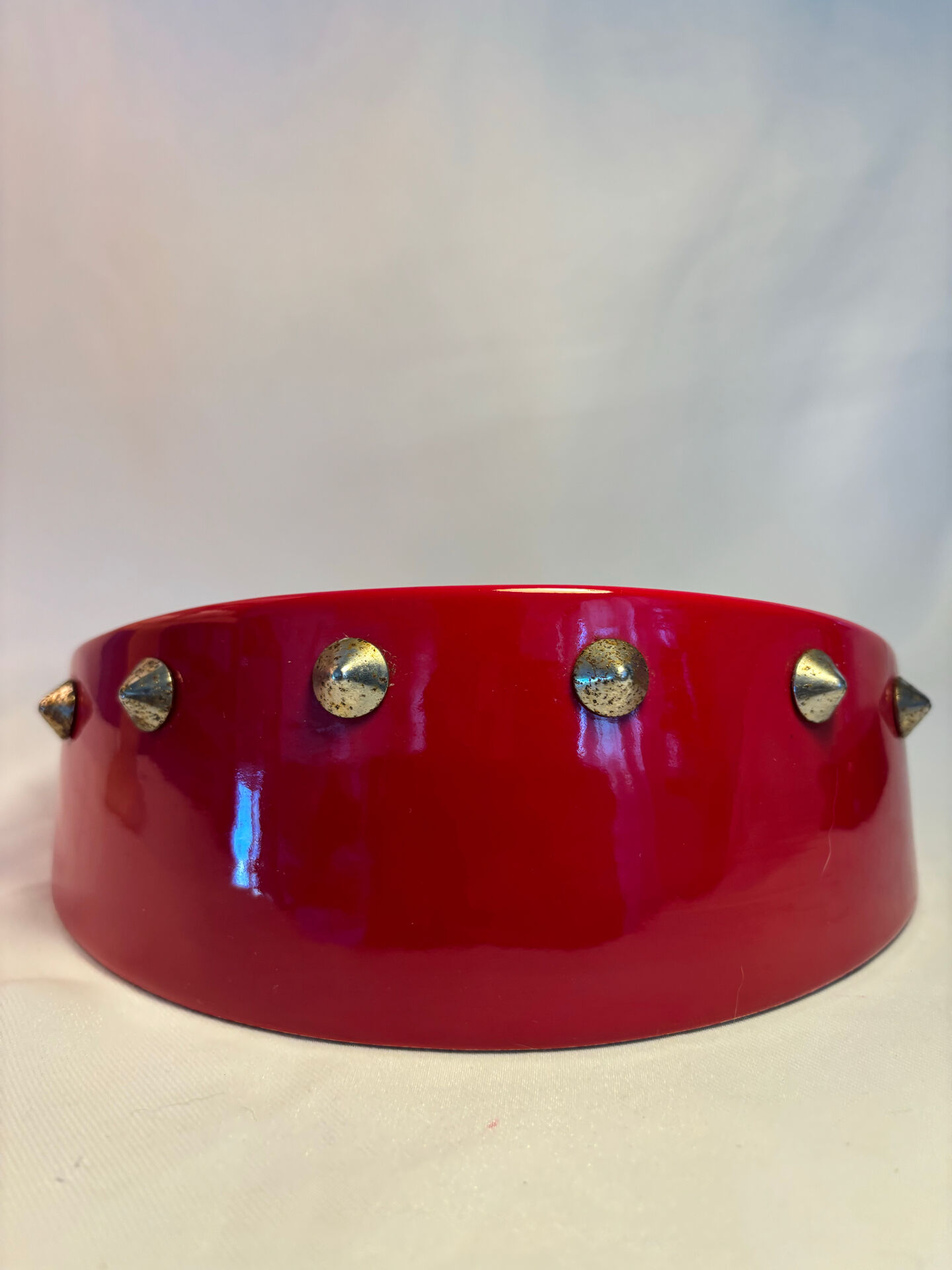 Cendrier vintage rouge laqué à clous métalliques – pièce design et déc