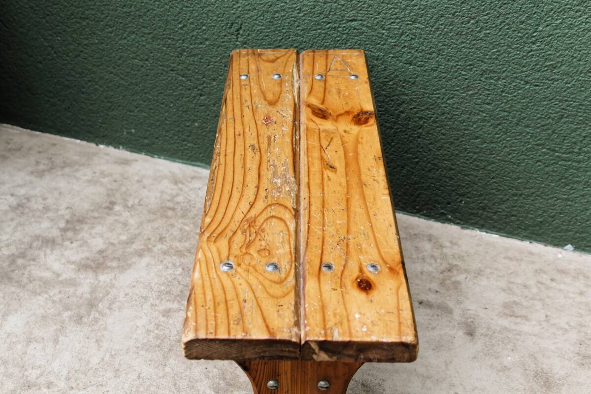 Small bench, pine steps