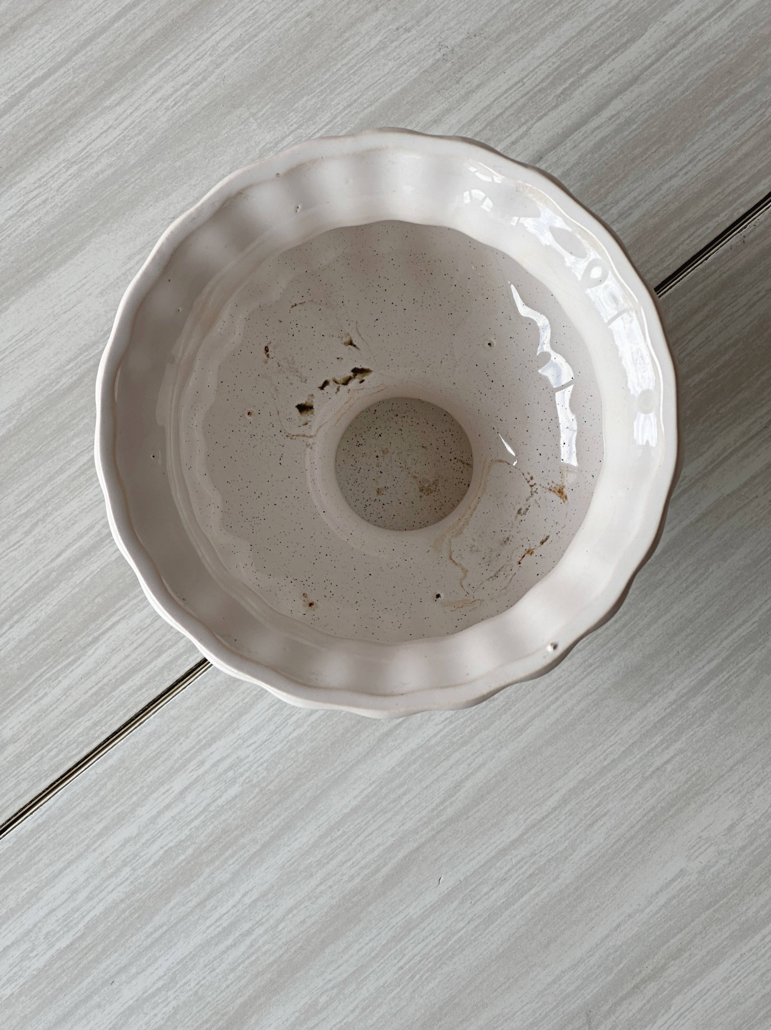 White ribbed ceramic cache-pot