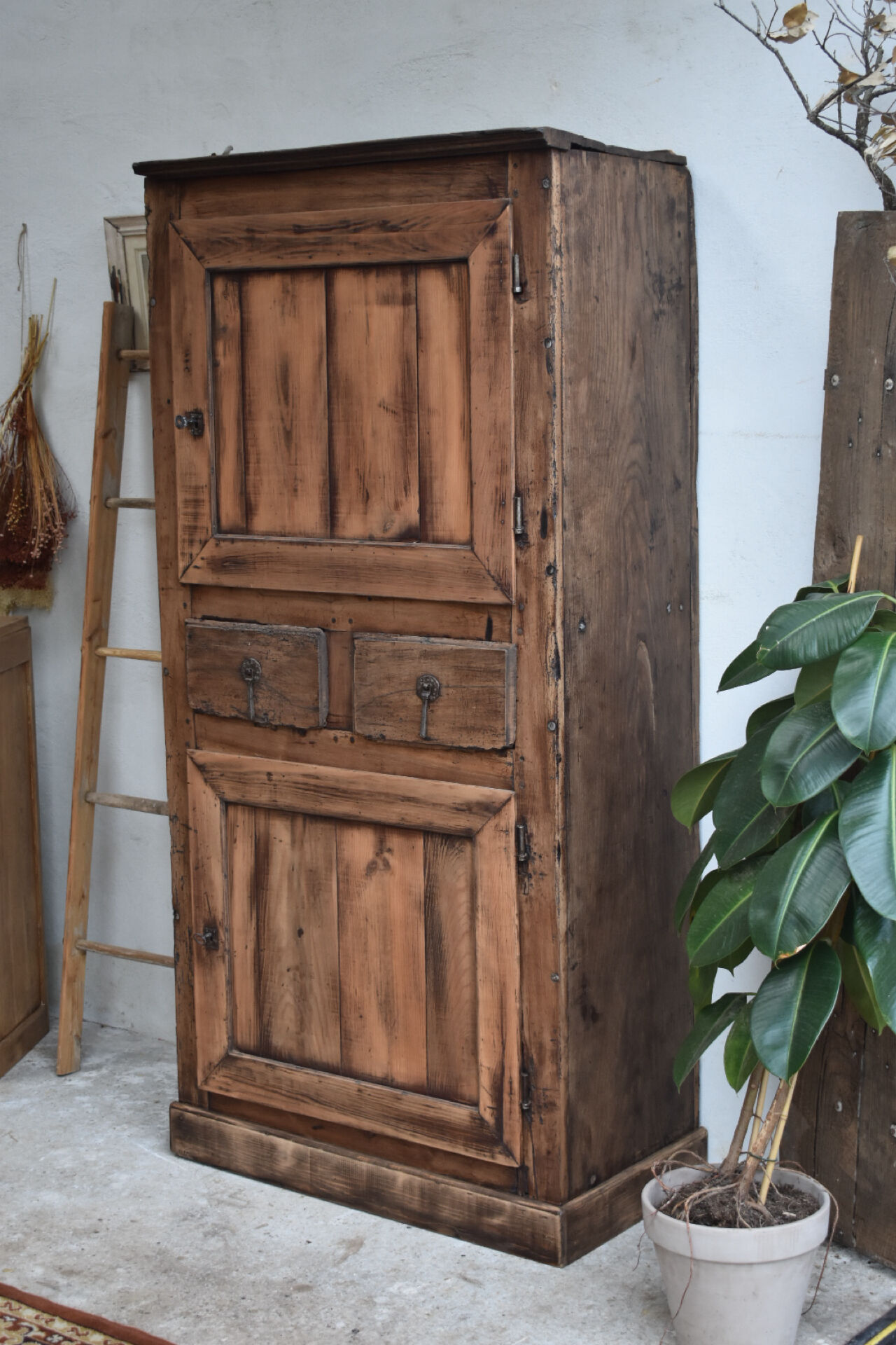 Rustic bonnetière