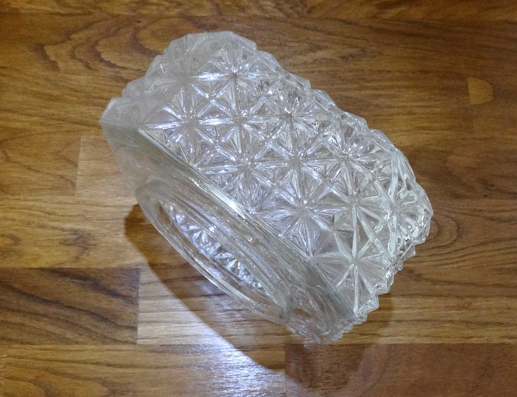 Square ceiling light in transparanting chiseled glass