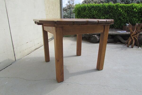 Garden table in acacia