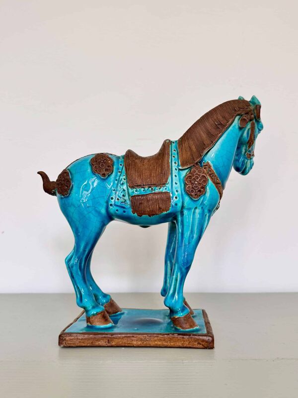 Sculpture d’un cheval Tang en faïence bleue turquoise