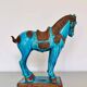 Sculpture d’un cheval Tang en faïence bleue turquoise