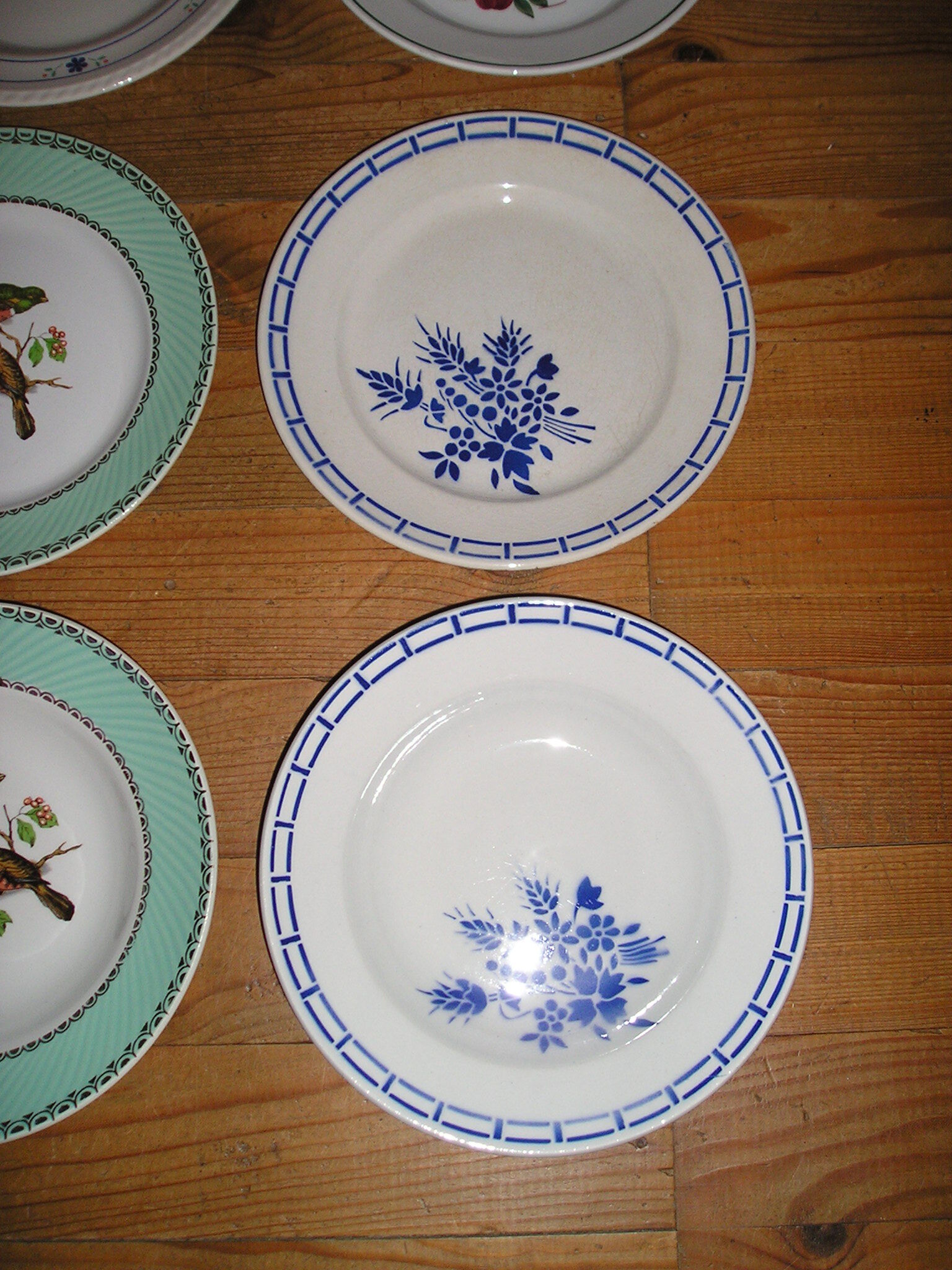 Mismatched crockery service for 6 people