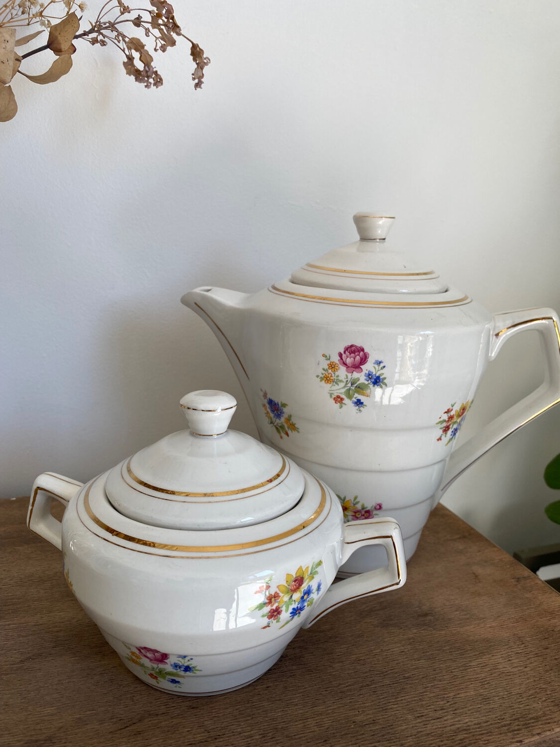 Porcelain coffee pot and sugar bowl