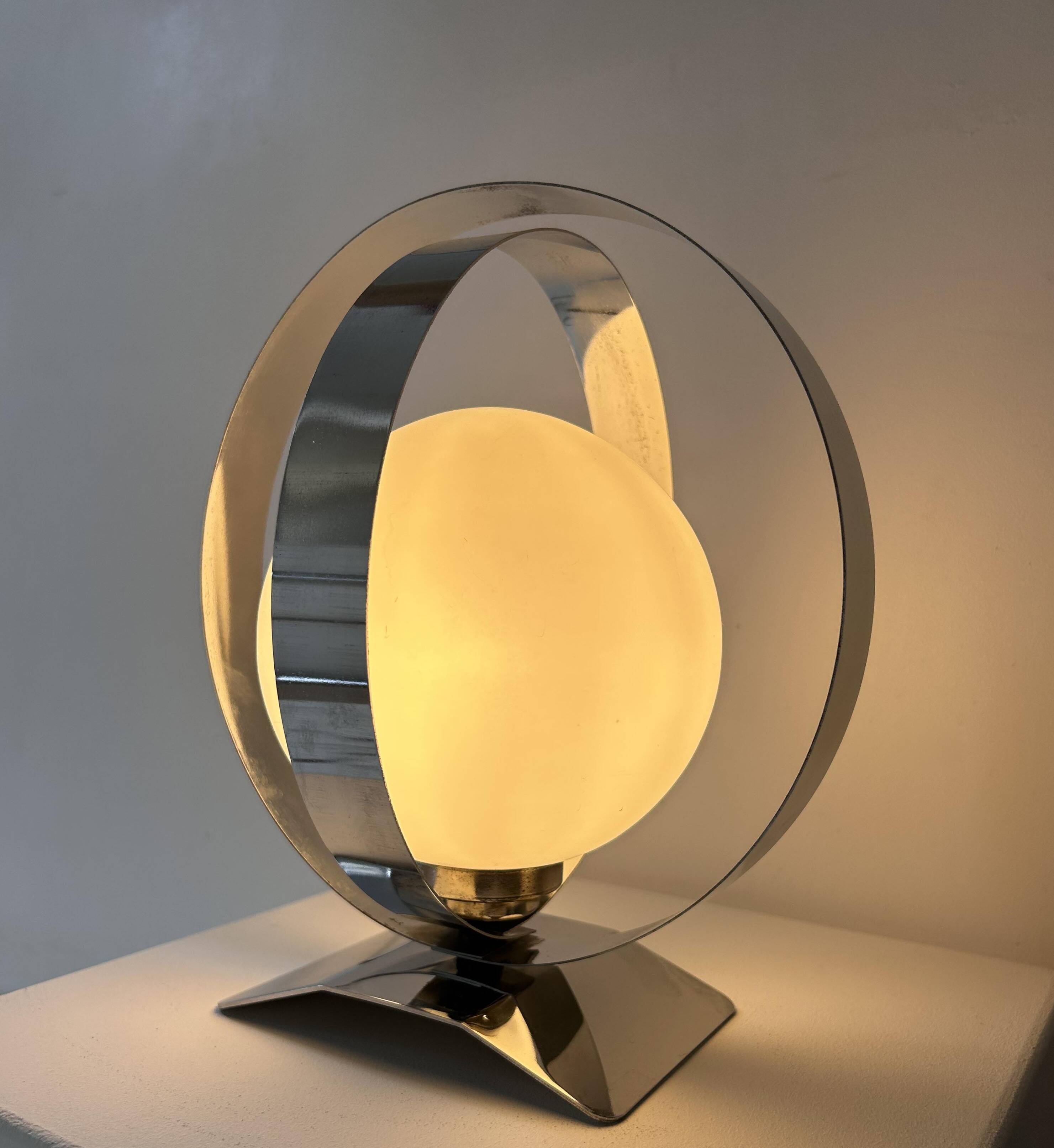 Lampe de table vintage, chrome et opaline, France 1970
