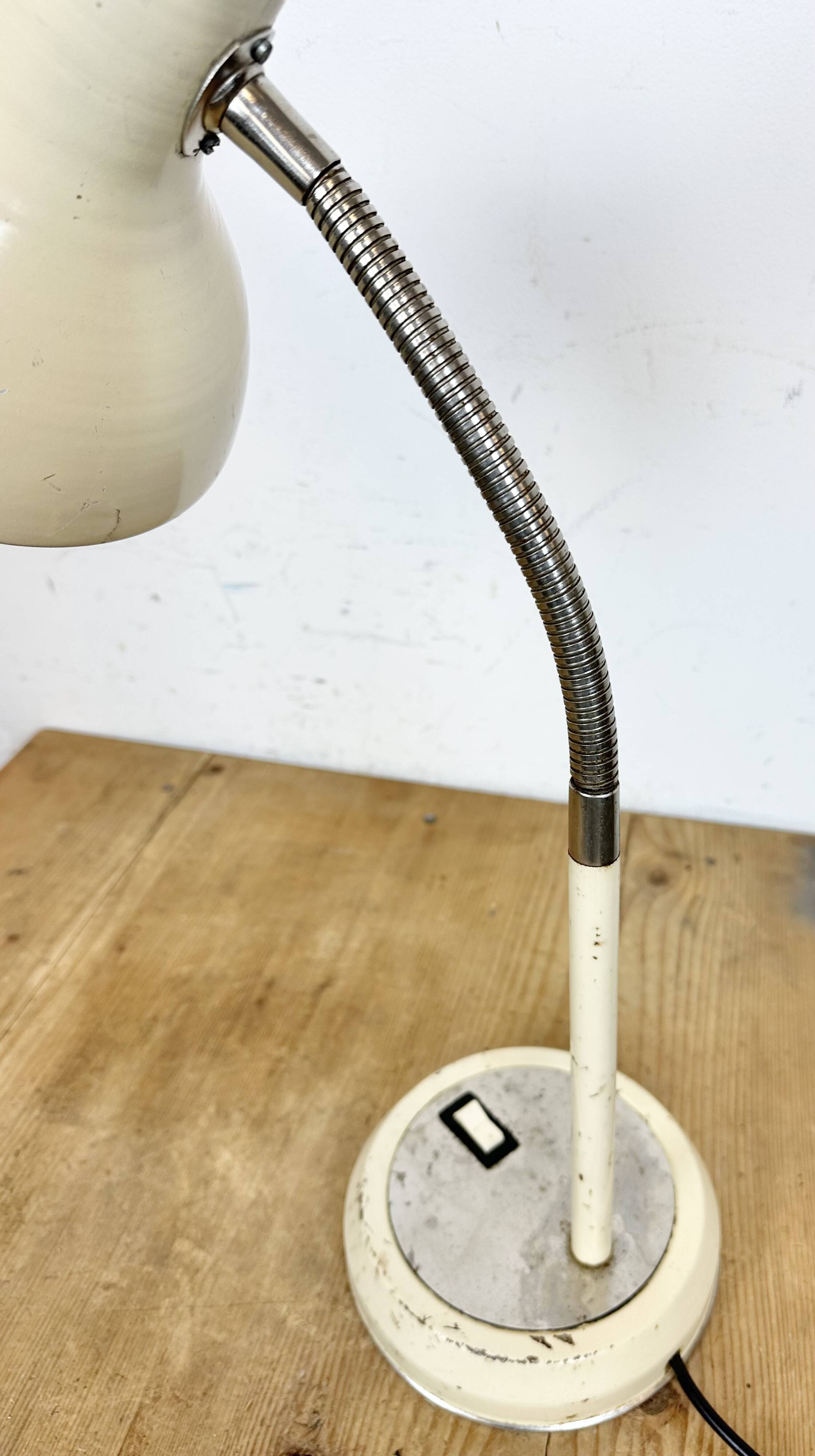 Lampe de table industrielle beige à col de cygne, 1960s