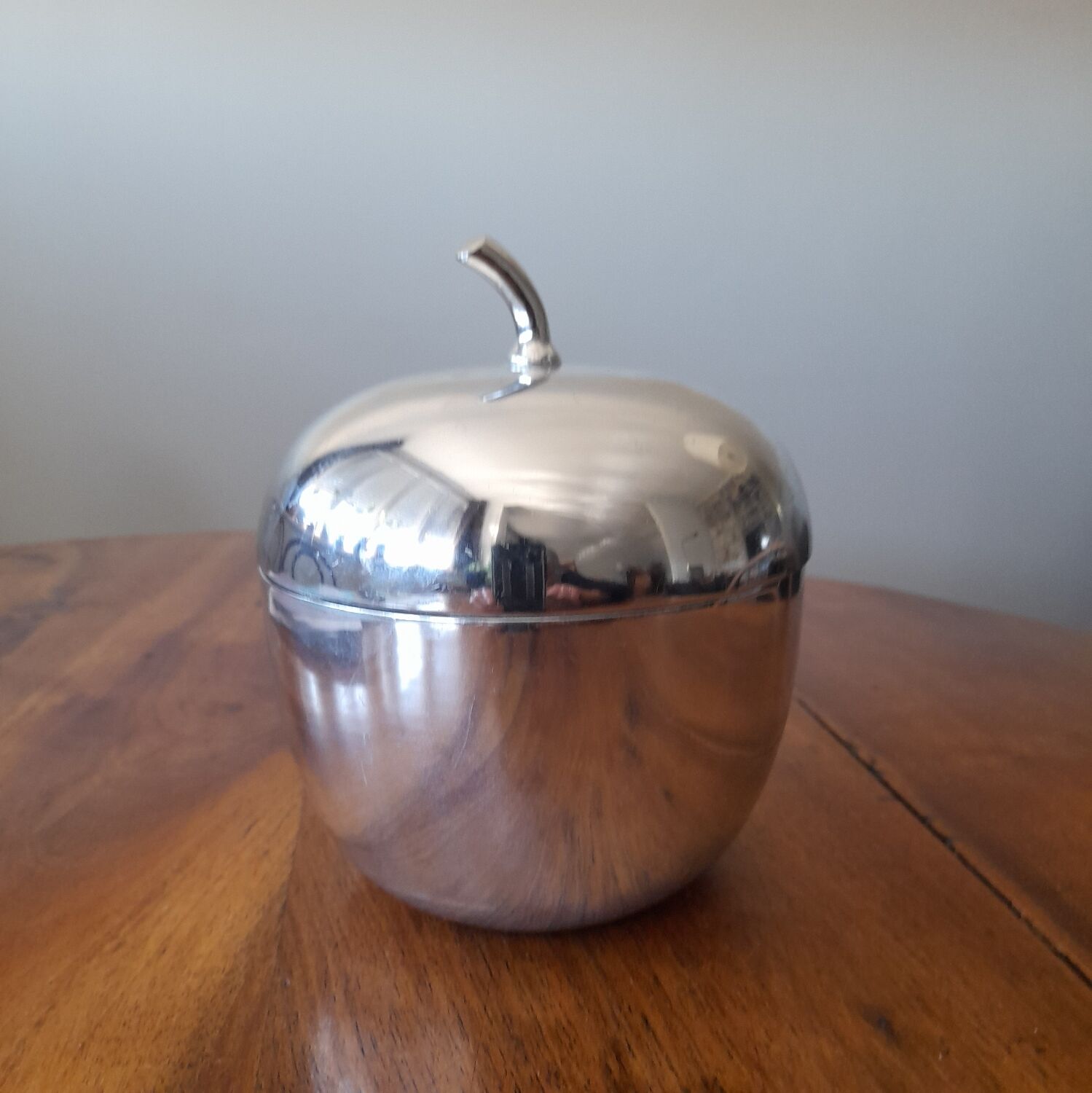 Apple 70s aluminum plastic ice cube tray