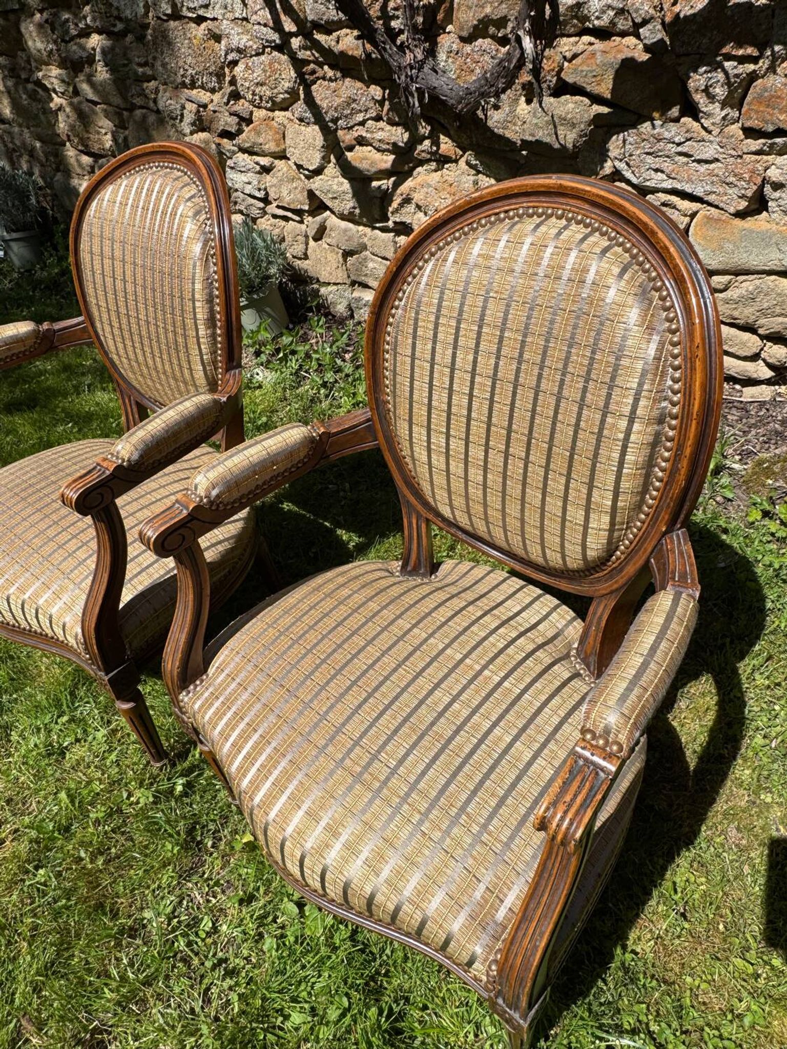 Paire de fauteuils cabriolet Louis XVI – dossier médaillon
