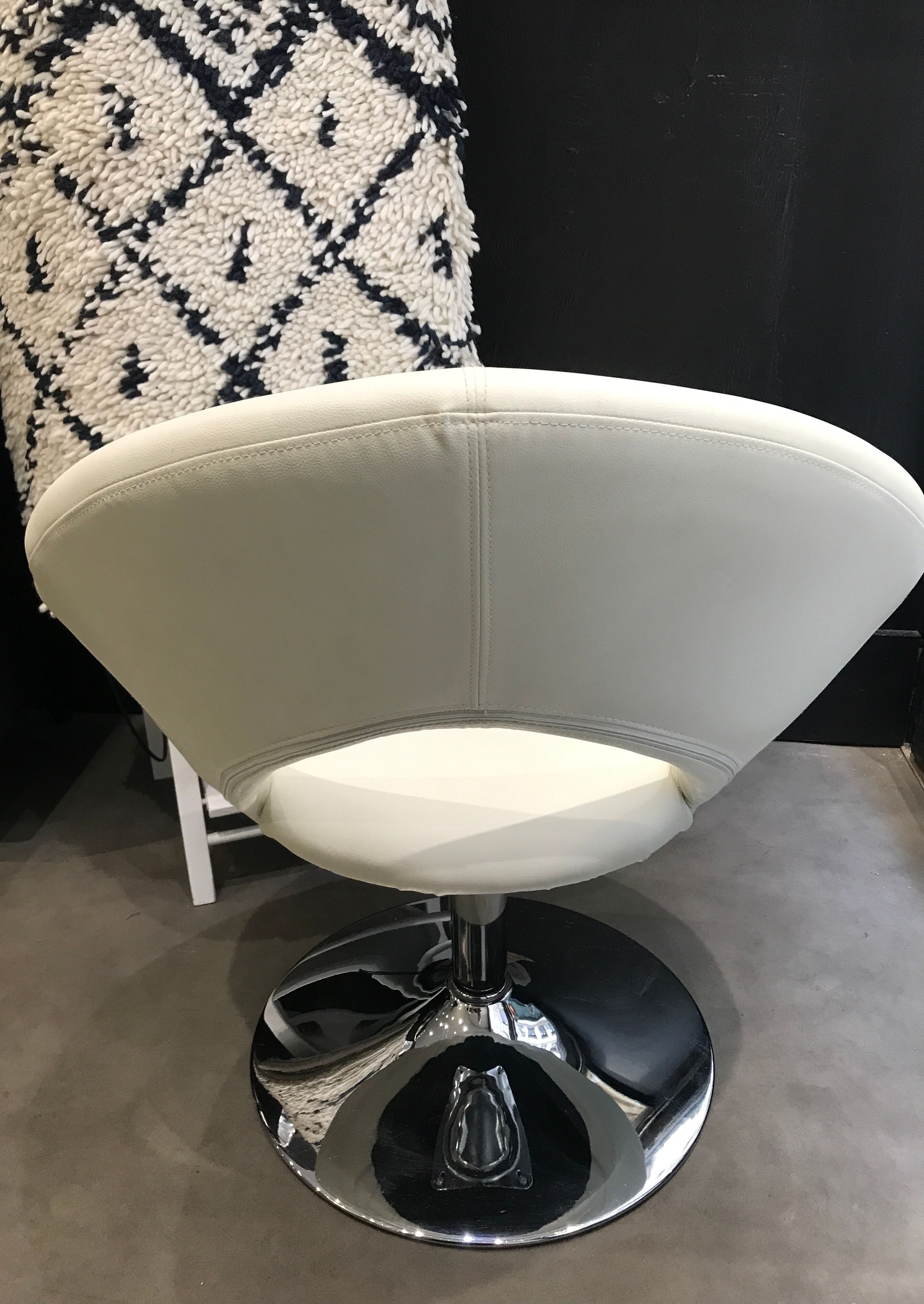 Swivel shell chair