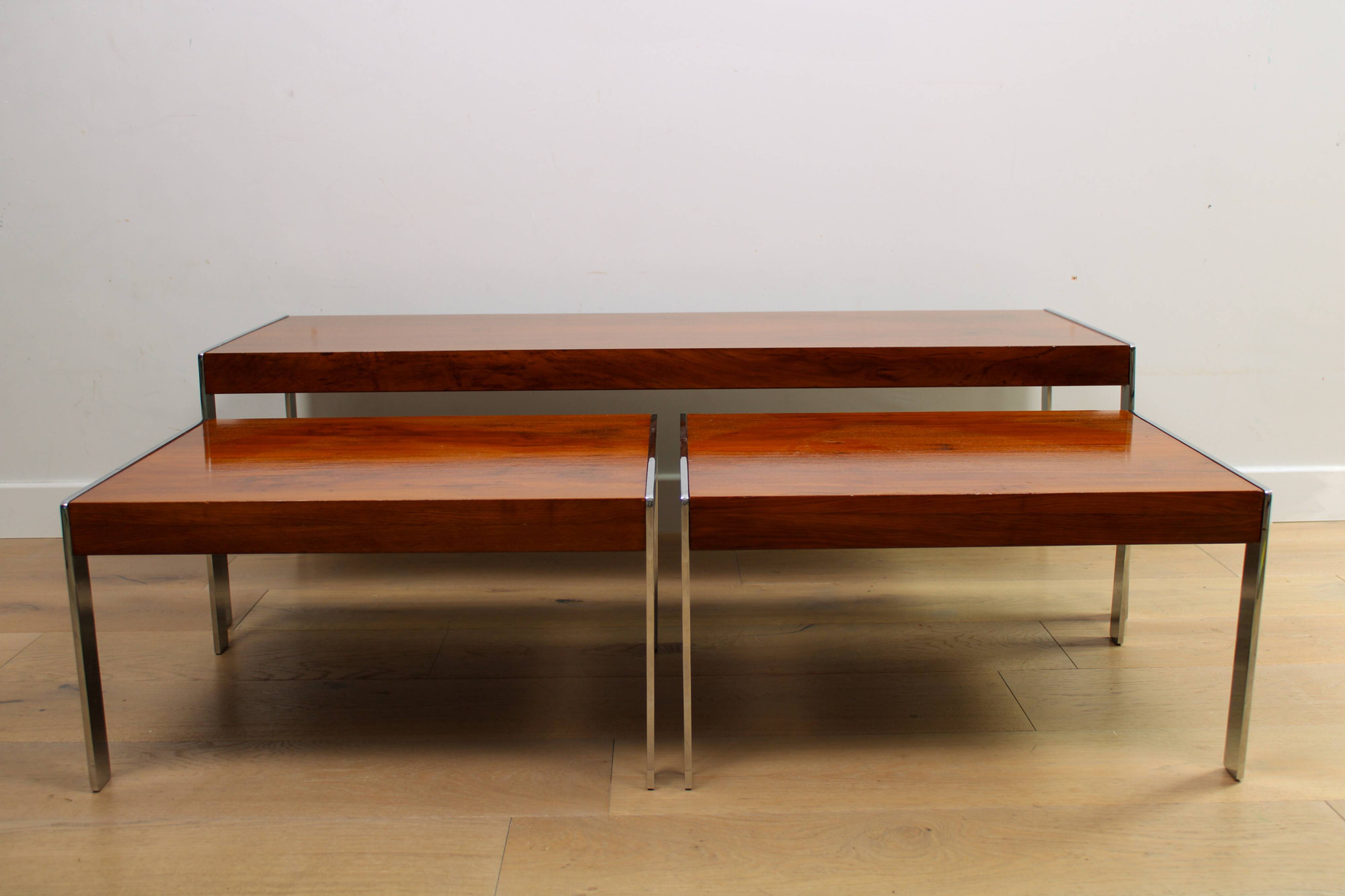 Un ensemble de tables de café gigognes vintage de milieu de siècle de Merrow Associates - If.