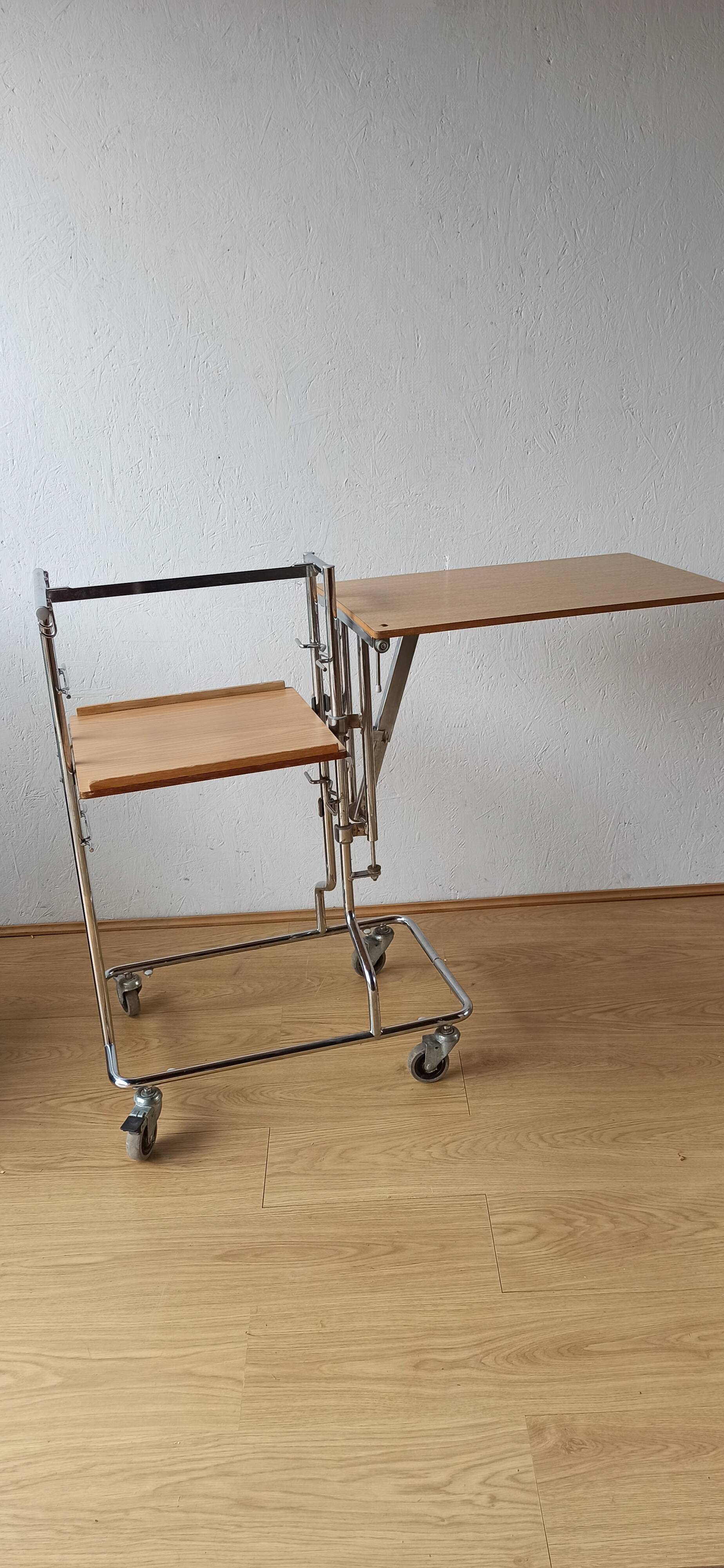 Chariot table pliante sur roulettes années 70.