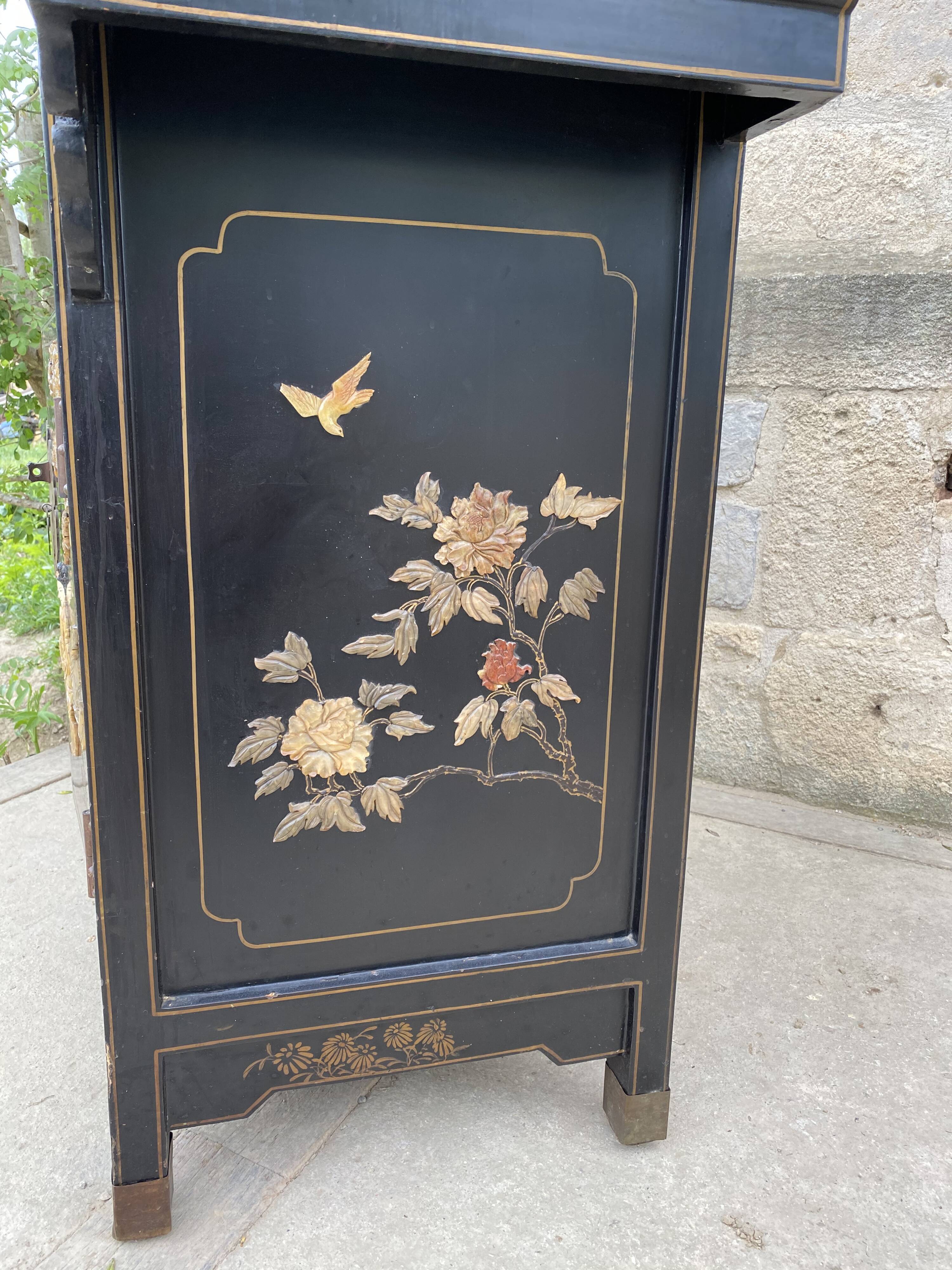Chinese furniture console 1960 lase wood