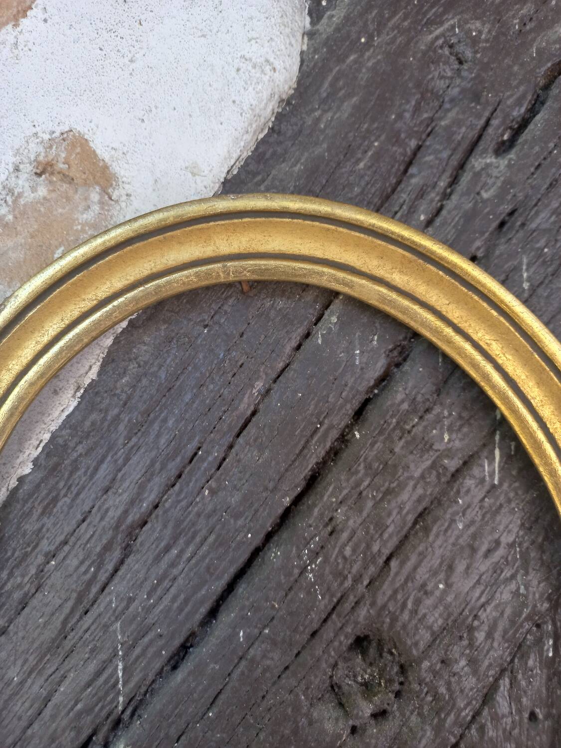 Oval golden medallion frame