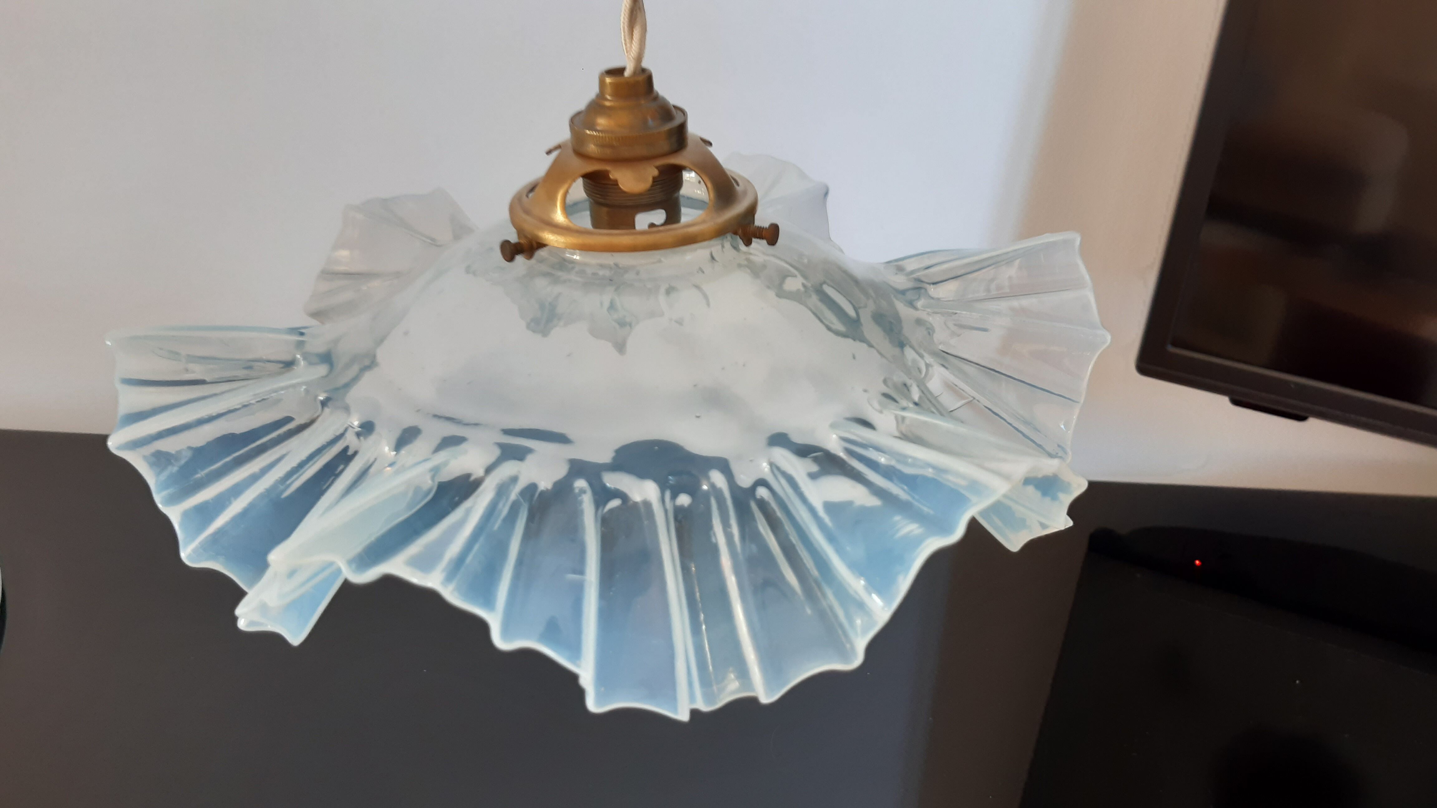 Suspension en opaline verre opalescent années 50