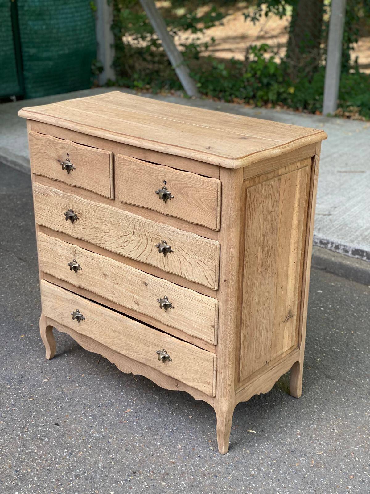 Commode de style Louis XV en chêne massif décapée années 50