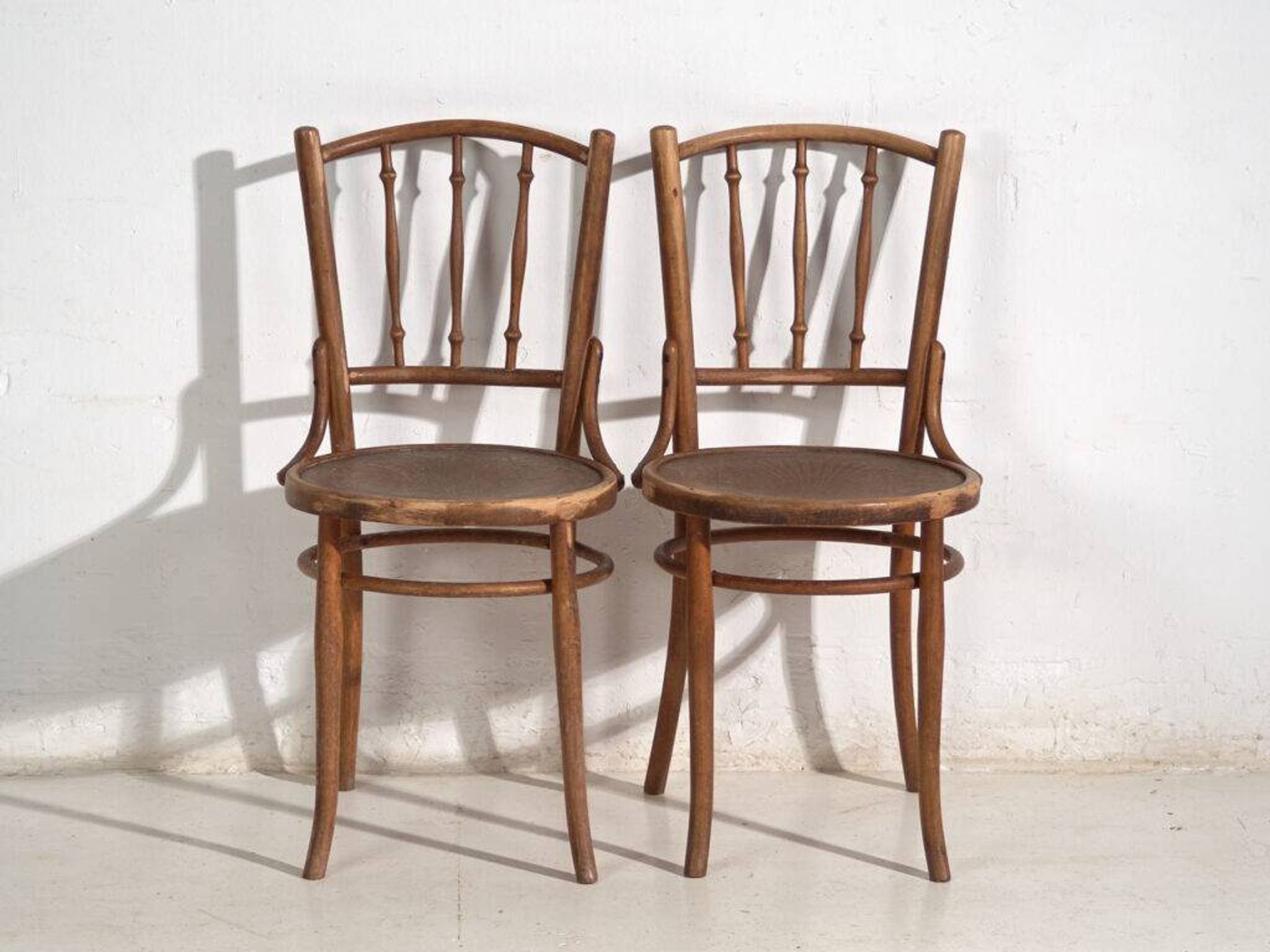 Pair of Thonet-style chairs in bent wood with turned spindles – Central Europe, circa 1920