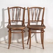 Pair of Thonet-style chairs in bent wood with turned spindles – Central Europe, circa 1920