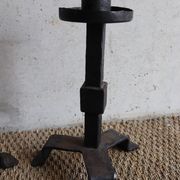 Paire de grands bougeoirs brutalistes en fonte années 50