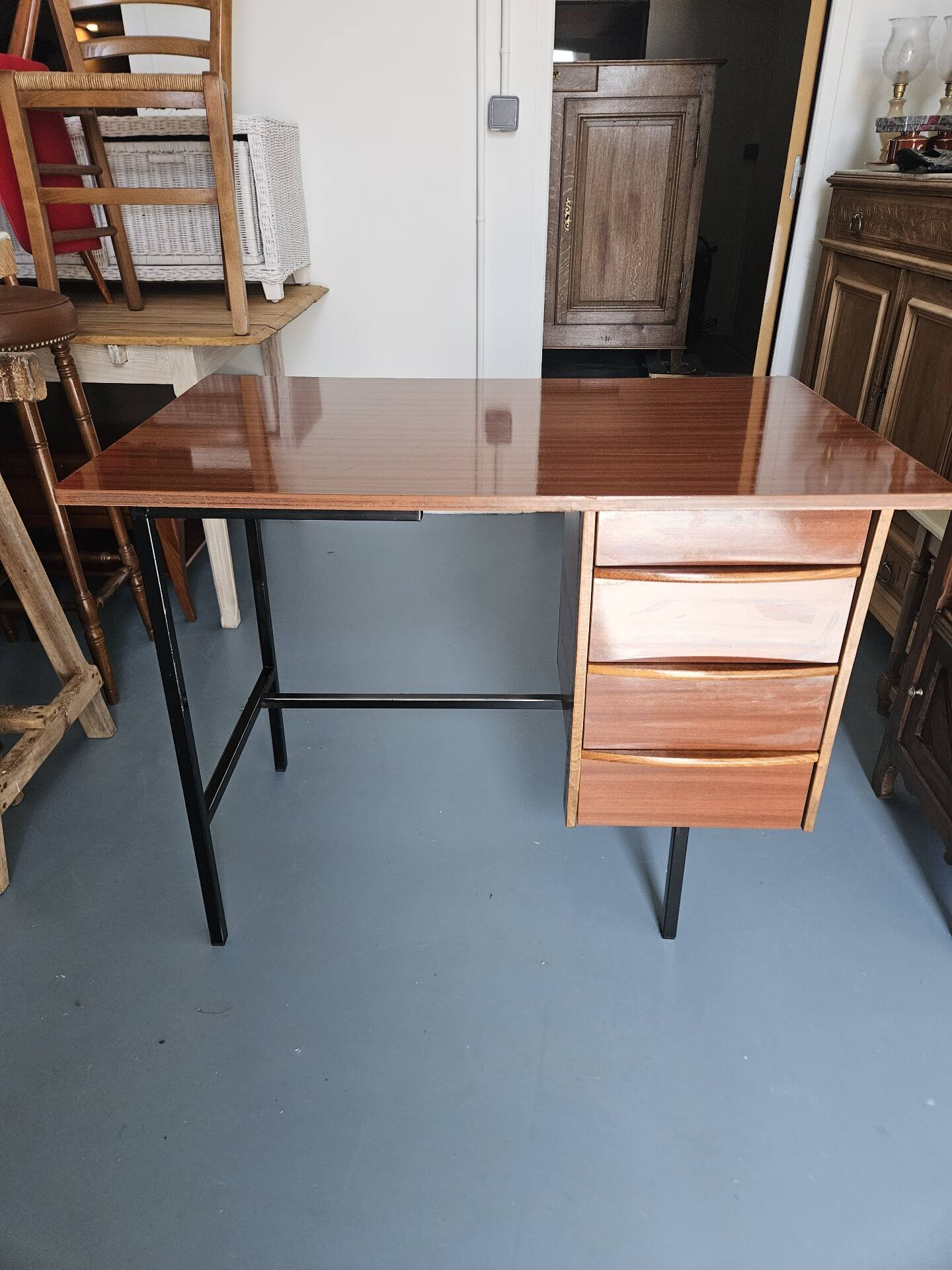 Bureau ancien en bois et fer