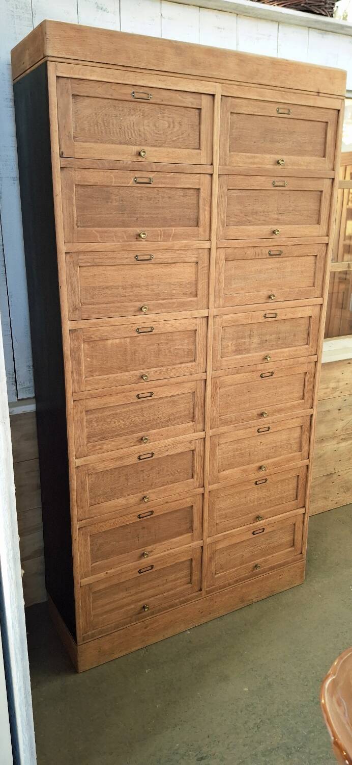 Trade cabinet with flaps