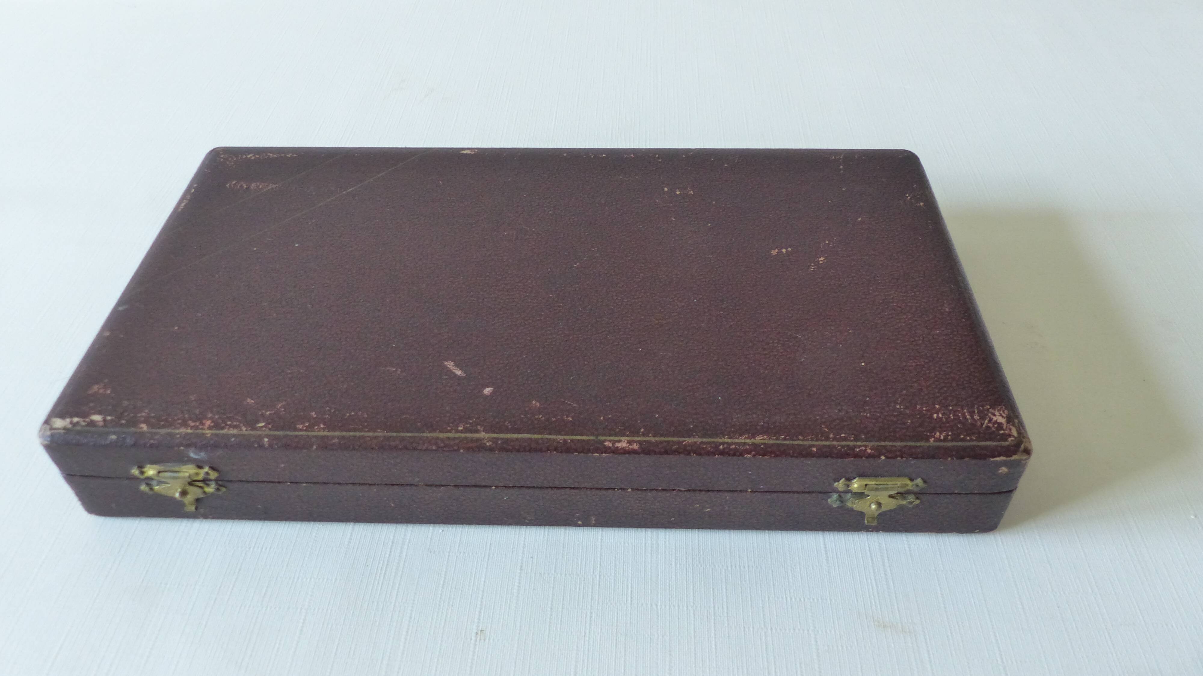 Box of 12 horn knives