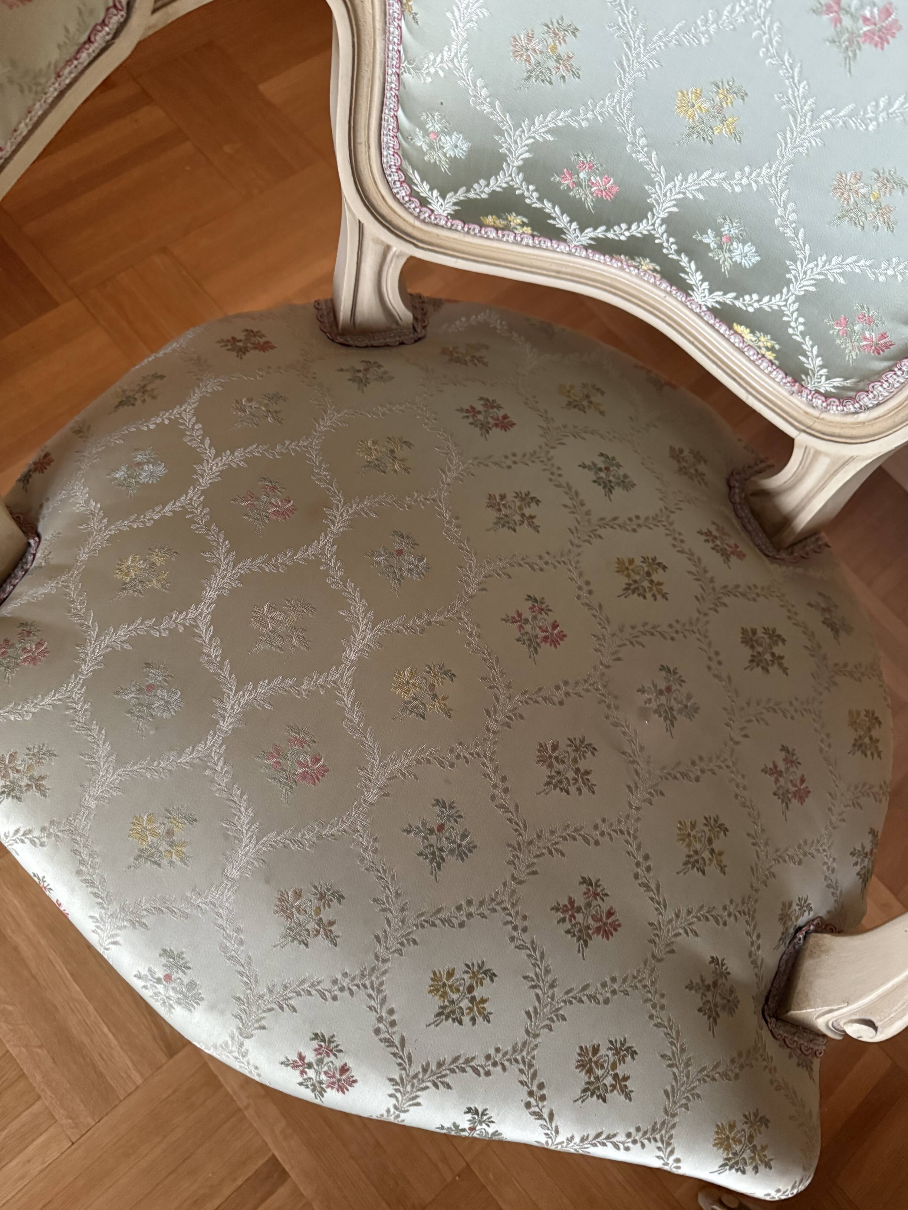 4 cabriolet chairs in Louis XV style – patinated painted wood – floral fabric