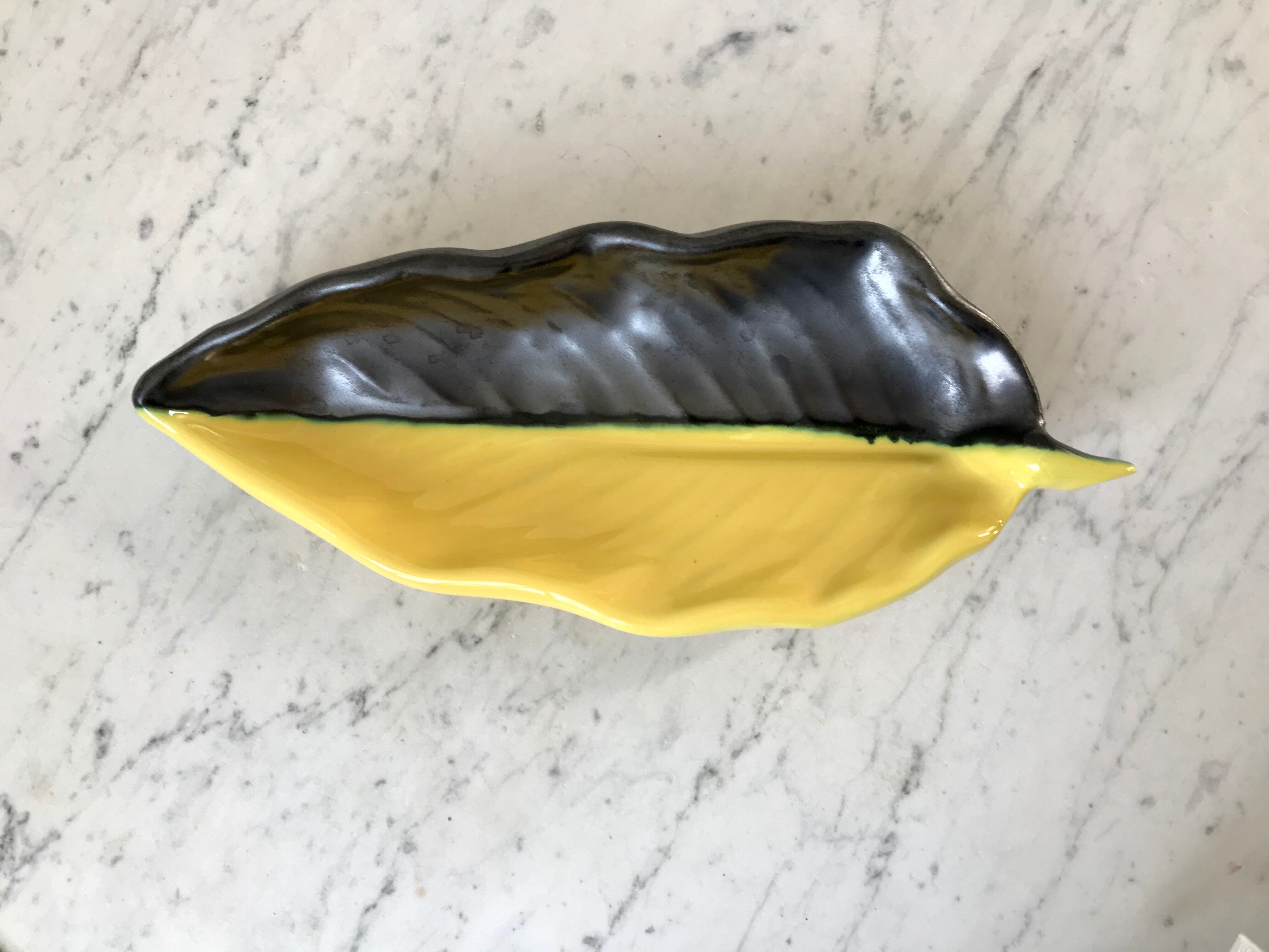 Feuille bicolore en céramique signée années 70