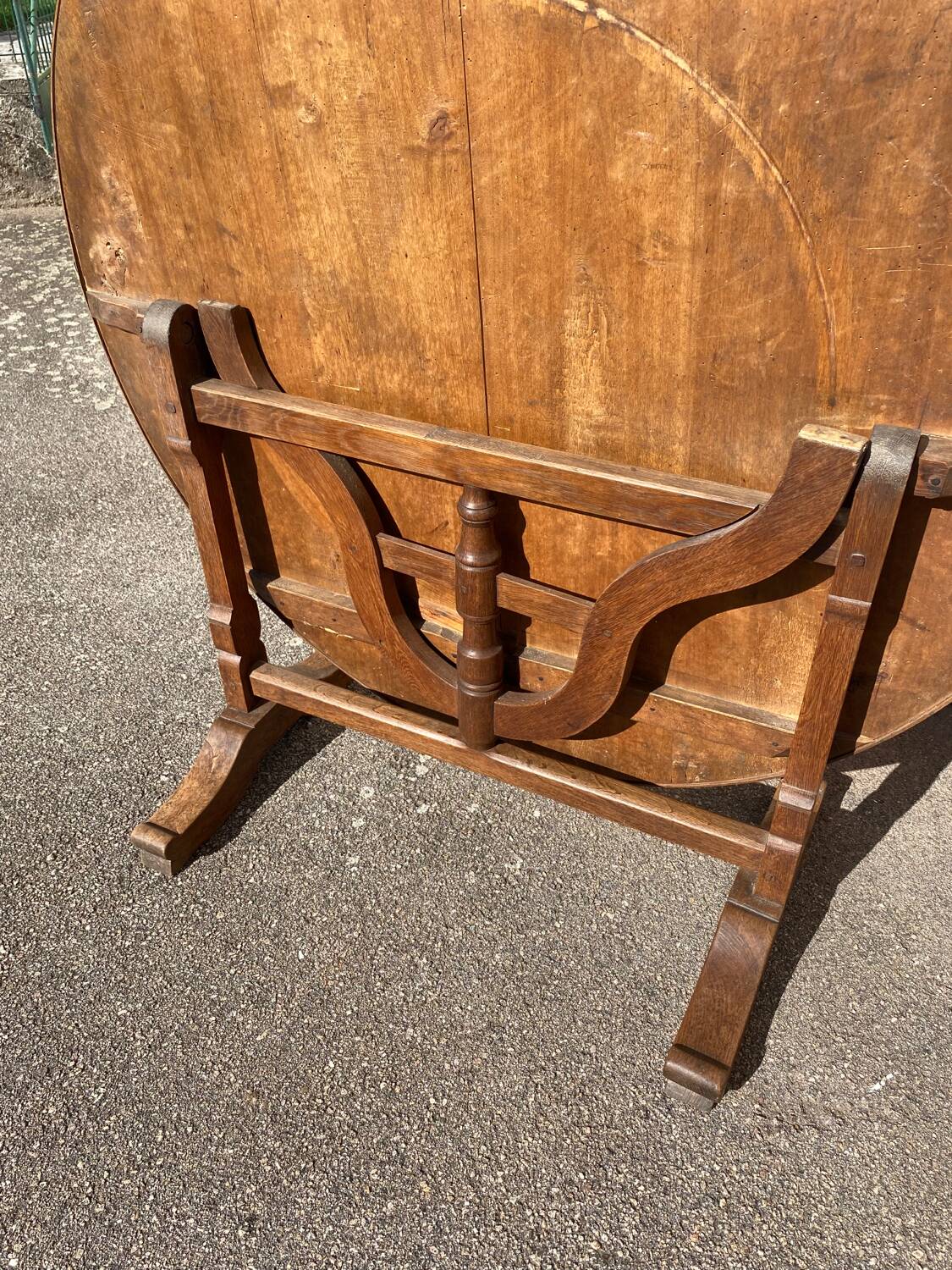 Round winegrower's table