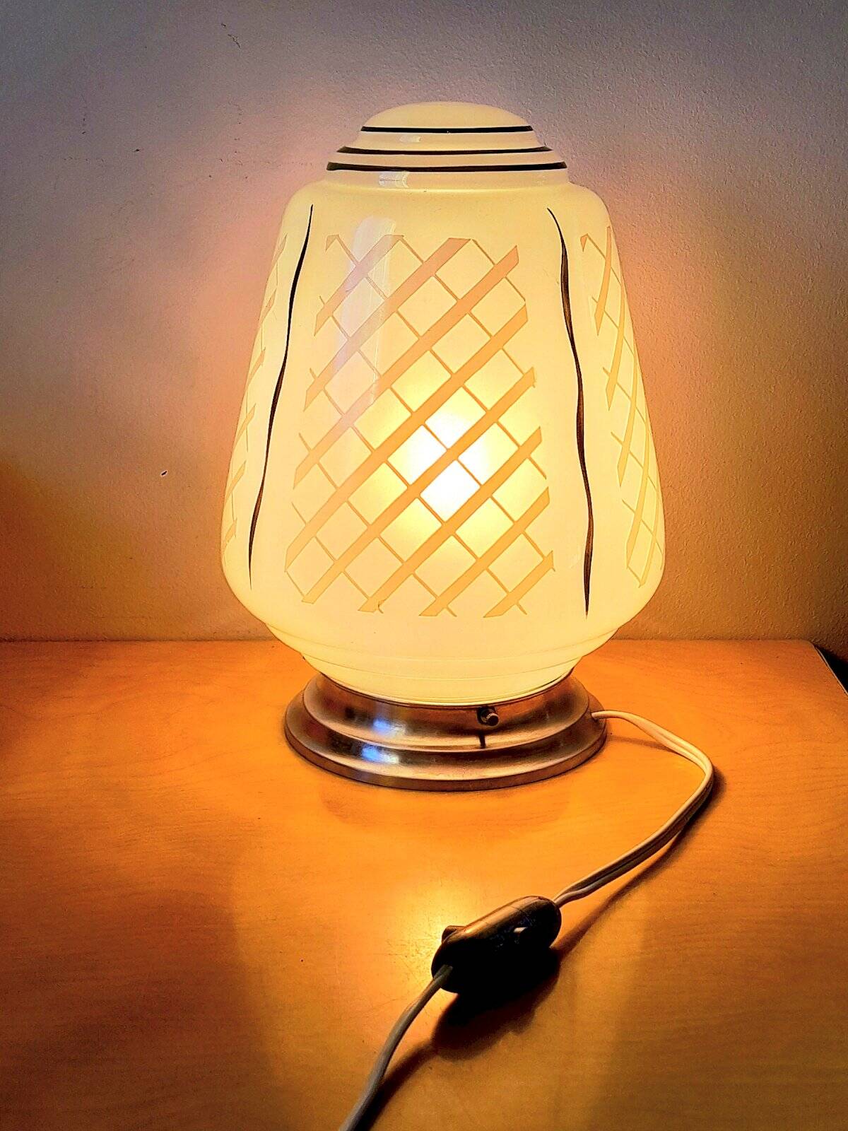 Green geometric Art Deco screen-printed opaline lamp