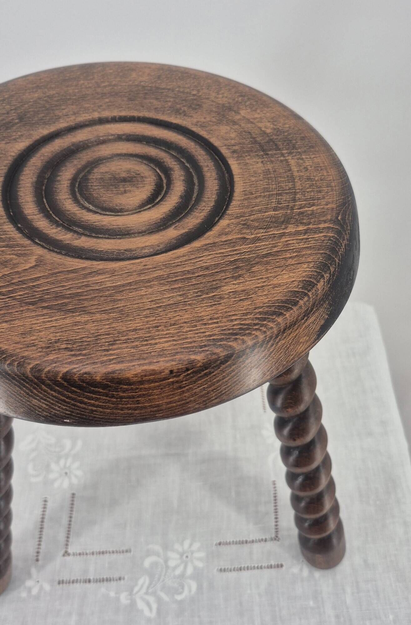 Tabouret brutaliste tripode en bois massif tourné