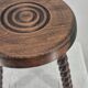 Tabouret brutaliste tripode en bois massif tourné