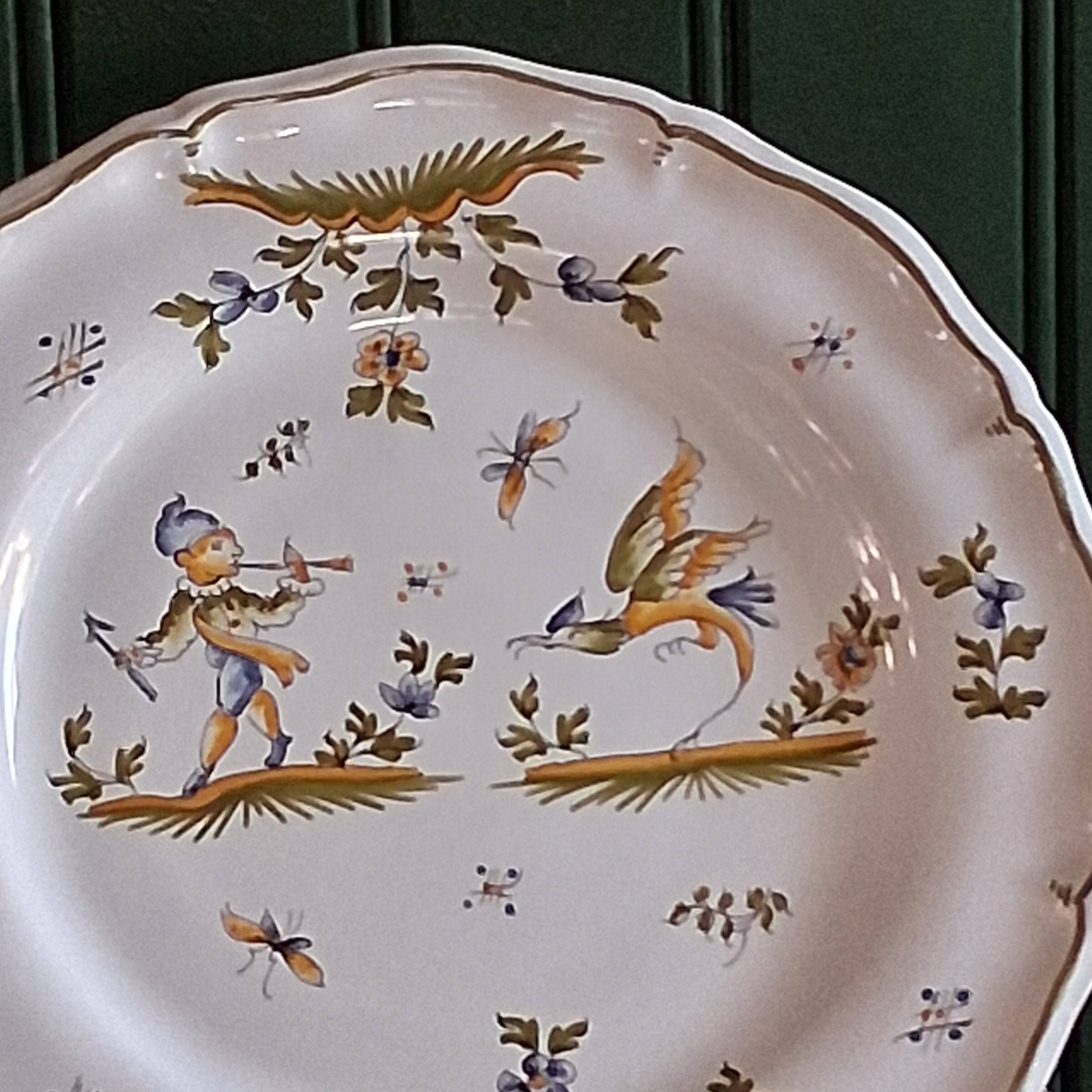 Moustiers scalloped plate in very good condition.