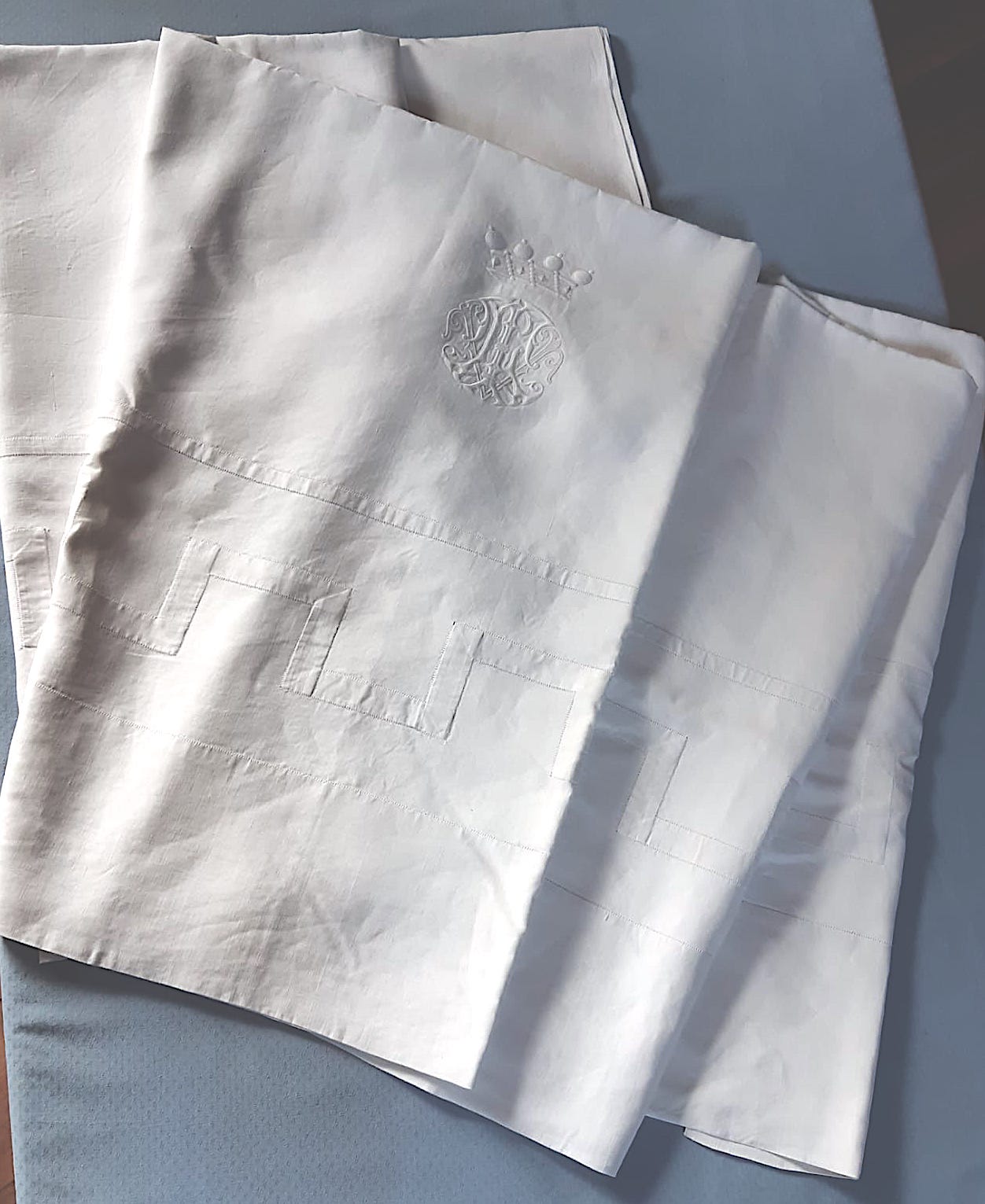 drap de château à couronne de baron 2m60 x 3m80 monogrammé "LT"