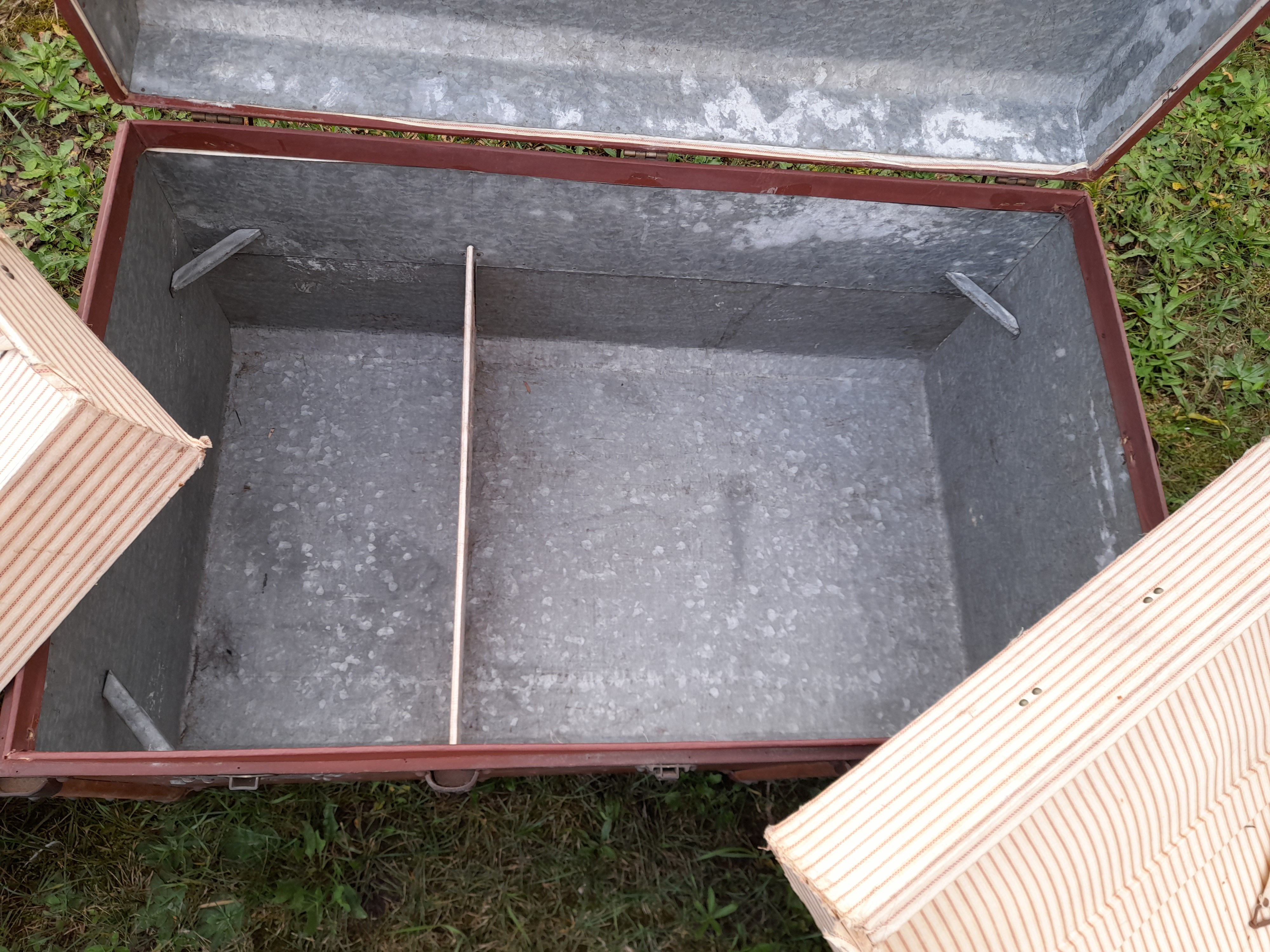 Old mail trunk in zinc