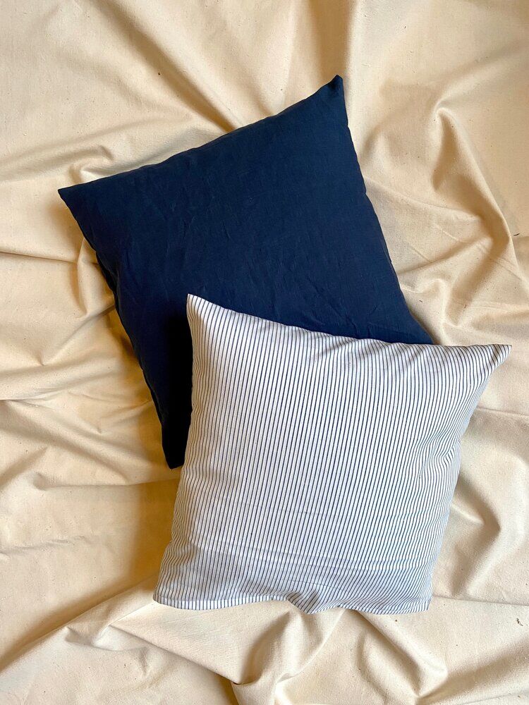 Coussin en lin bleu marine 40 cm
