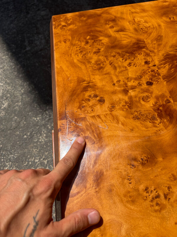 Table basse en loupe d’orme avec 2 tiroirs et miroirs, année 1970