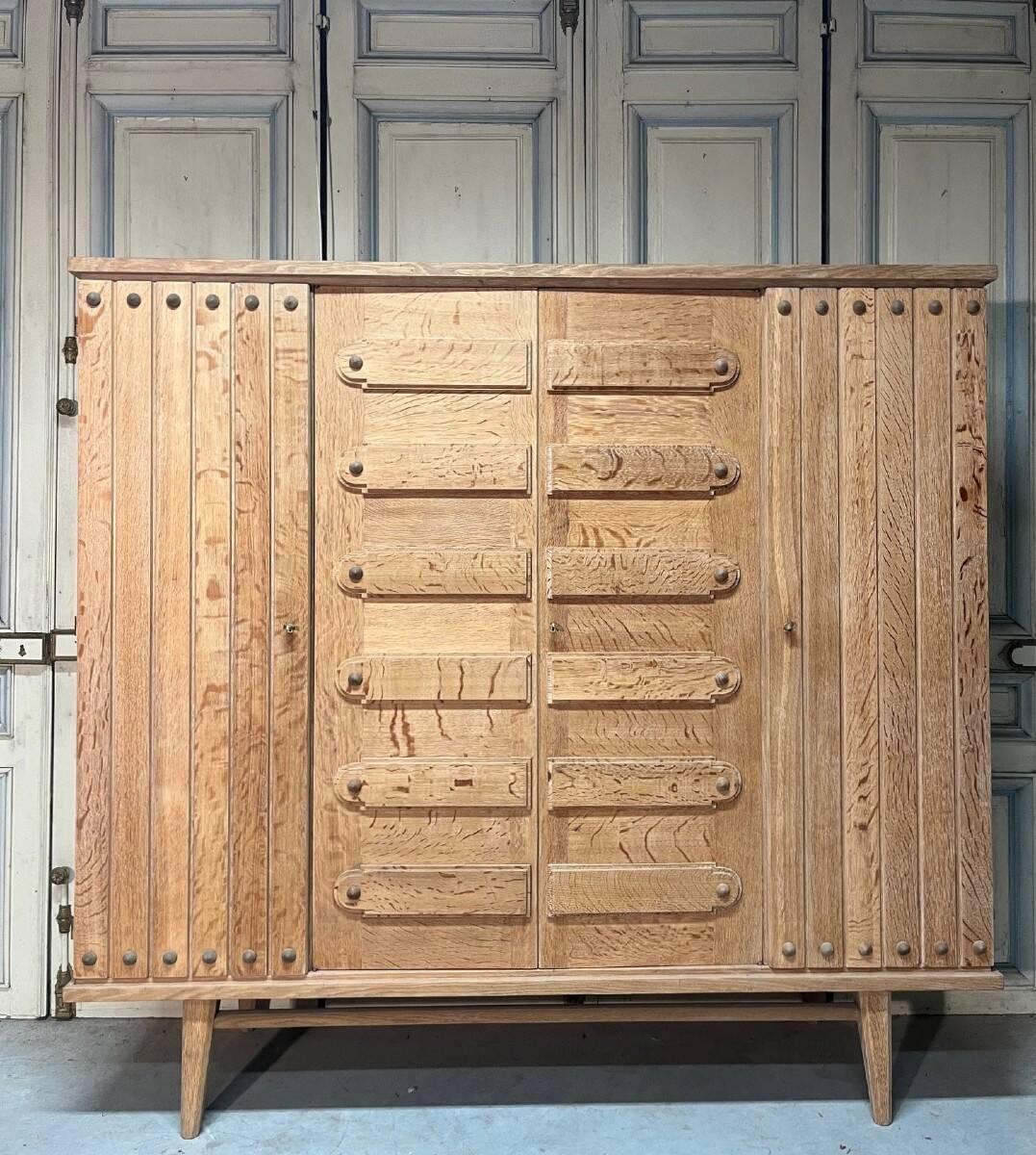 Armoire des années 40 en chêne dans le style de Guillerme et Chambron, années 1960