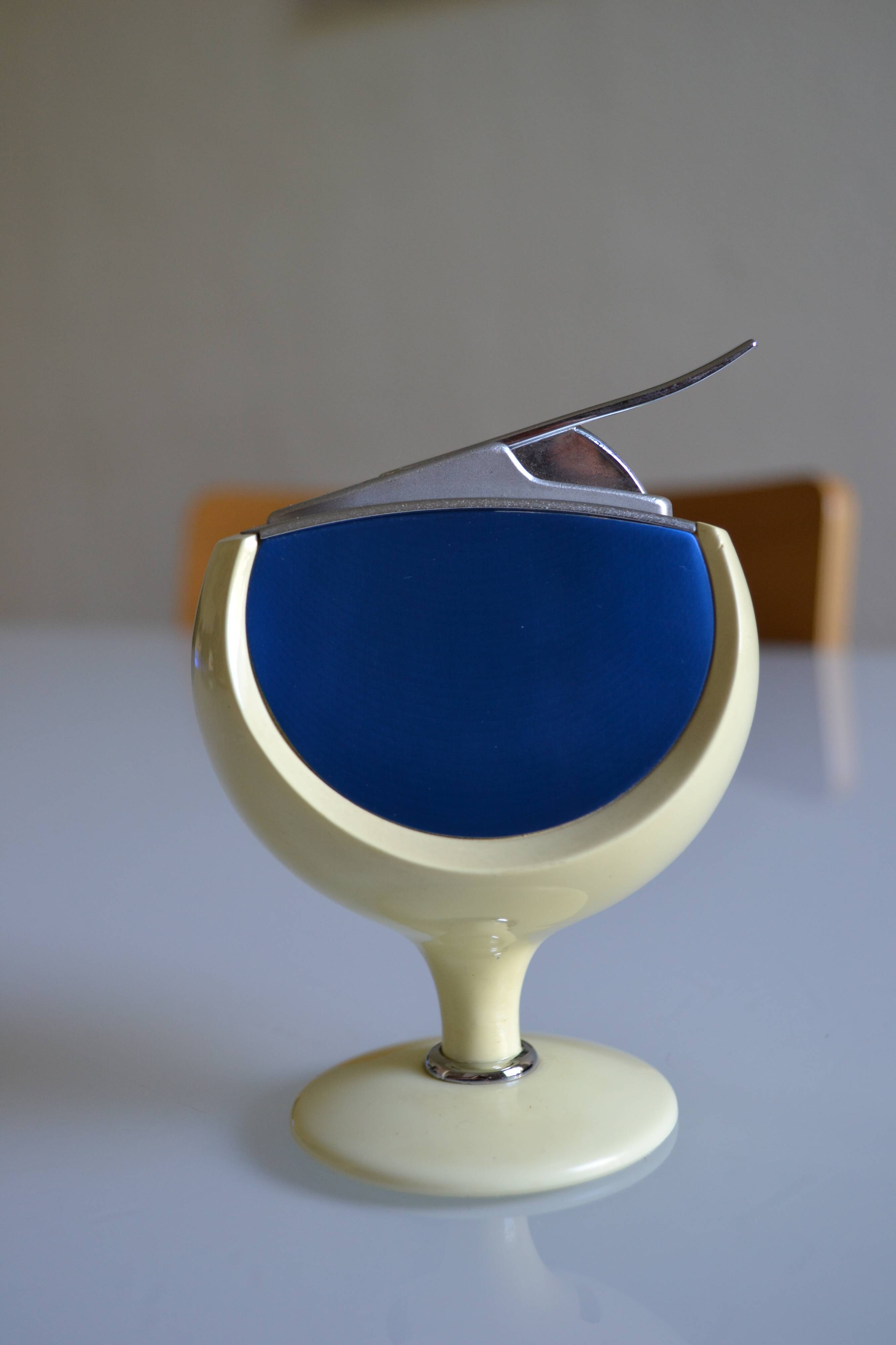 Maruman T26 Sharon table lighter Japan Space Age 1970 tulip base