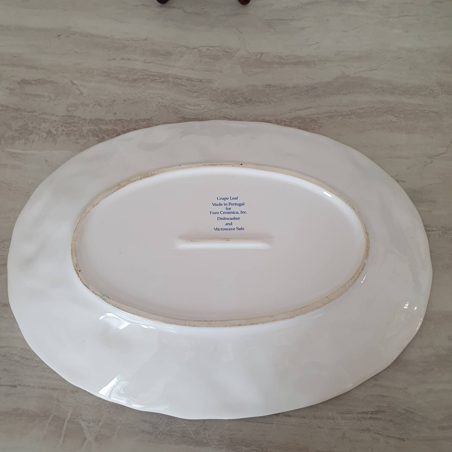 Large serving dish in white Barbotine