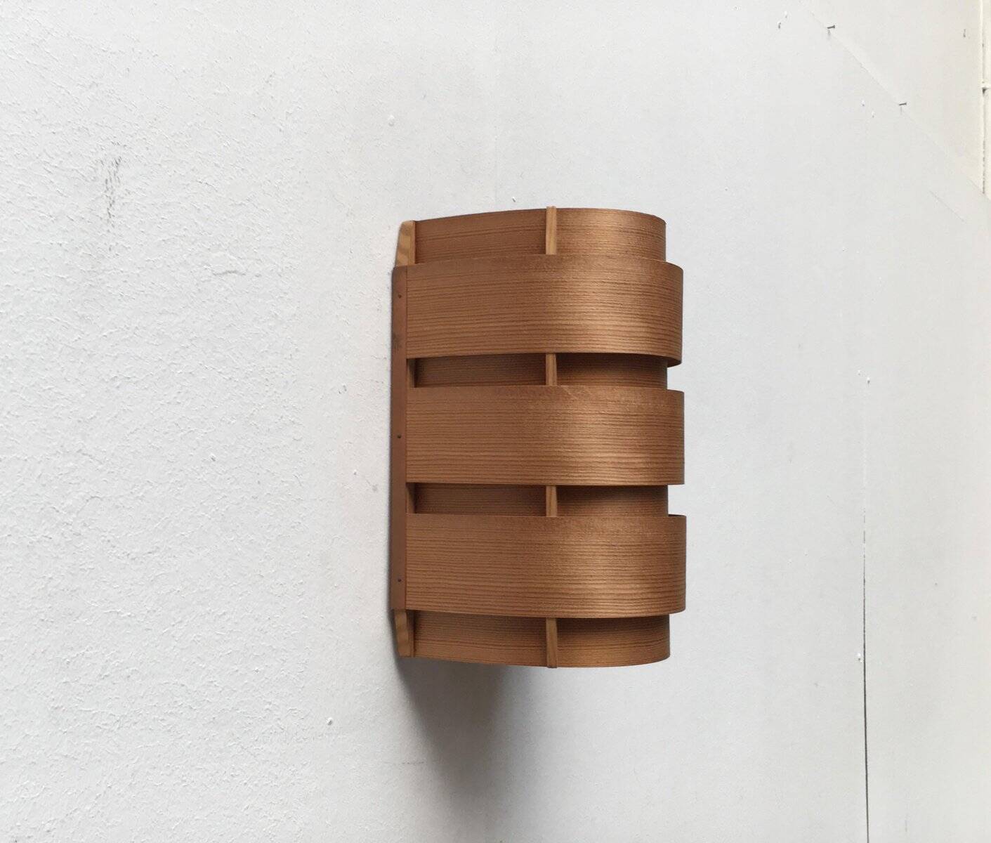 Edda V155 wall lamp in teak from the mid-century by Hans-Agne Jakobsson for Ellysett AB, 1950s.