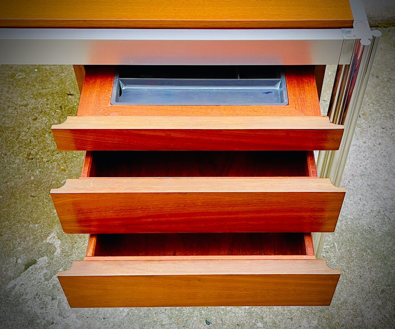 Large office of George Ciancimino in exotic wood and aluminum for Mobilier International