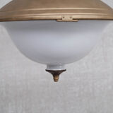 Paire de suspensions en laiton et opaline