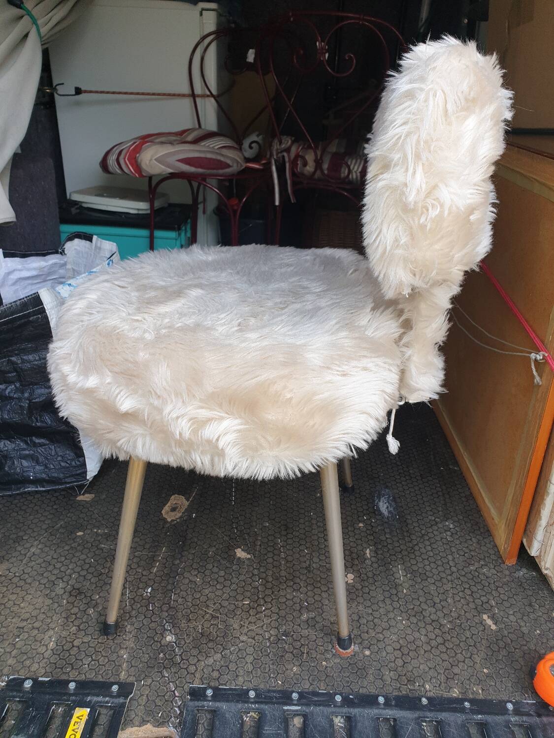 Chaise moumoute seventies blanc