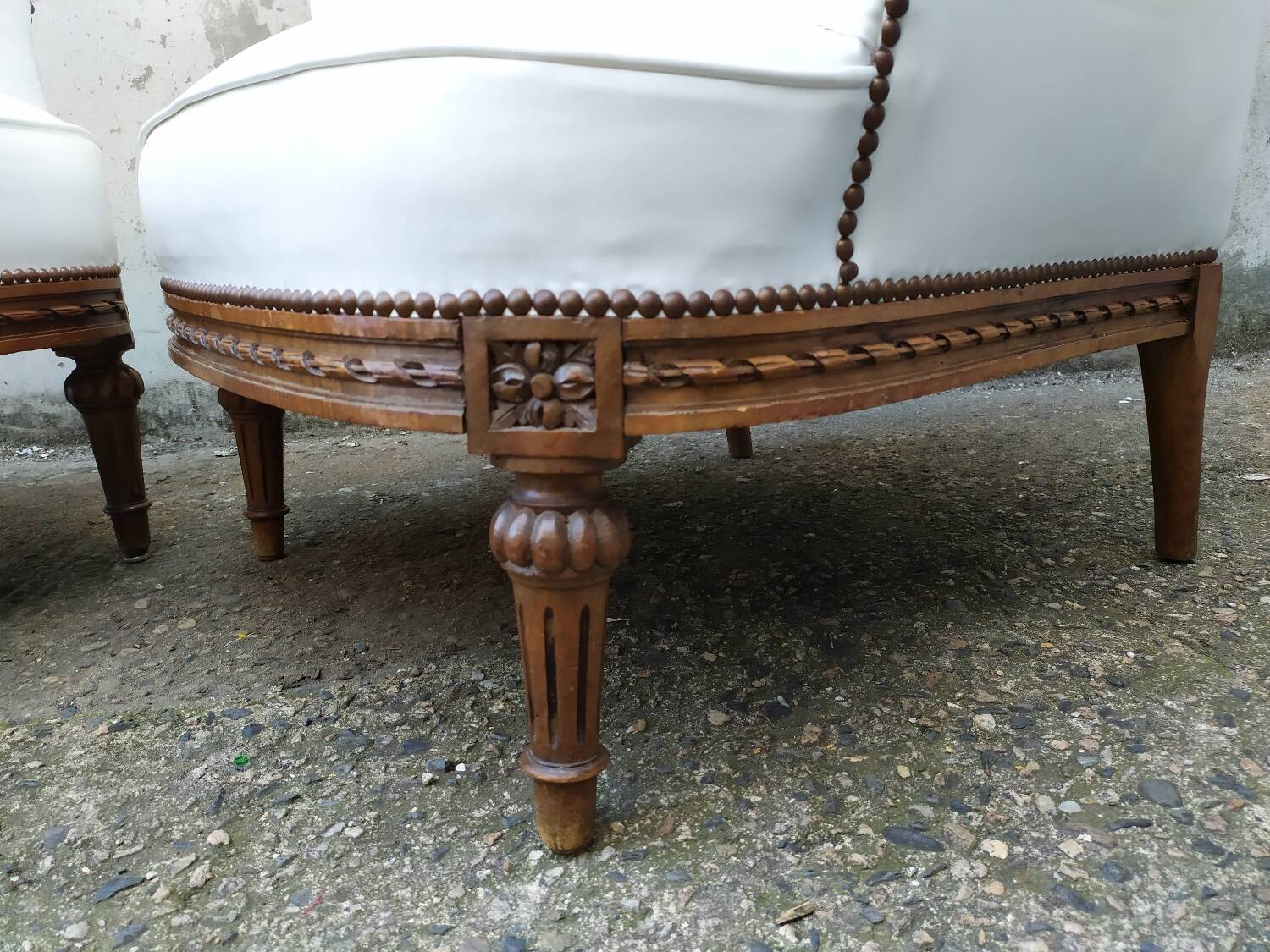 Paire de fauteuils Louis XVI