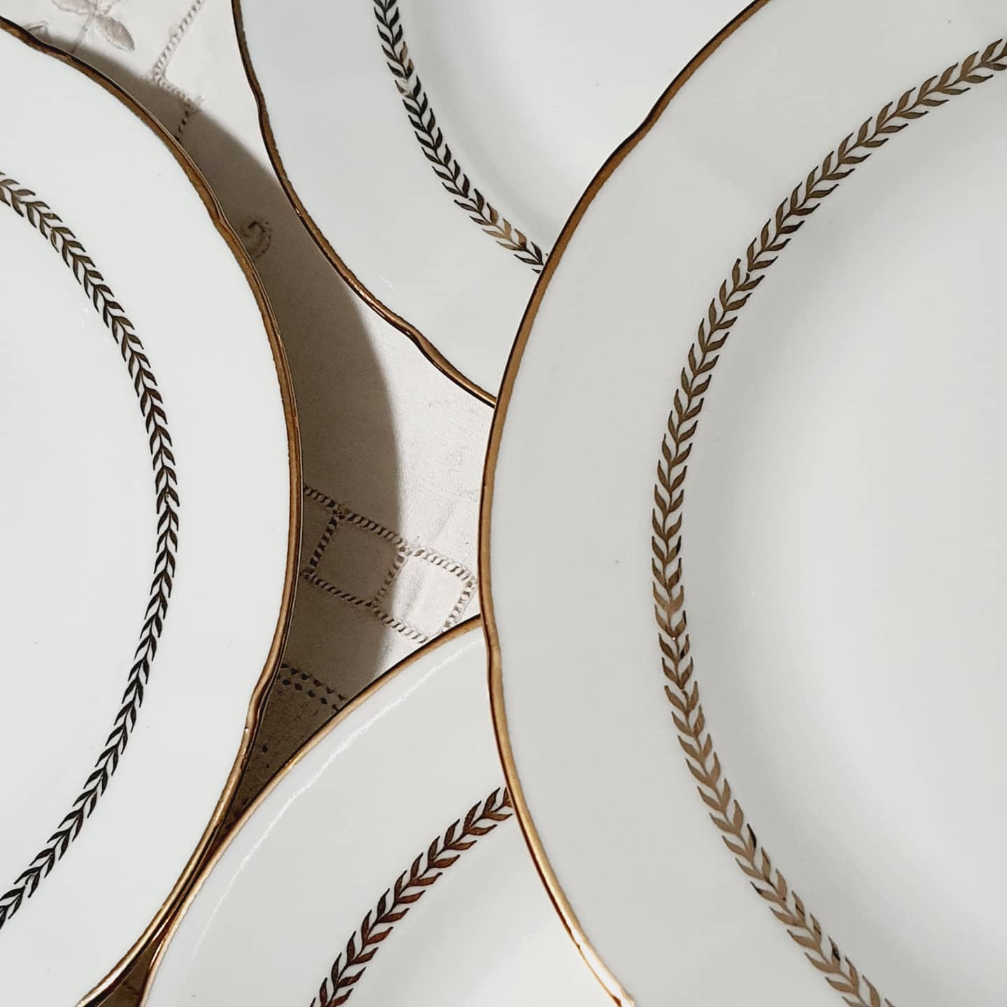 Set of 6 flat plates gilded in porcelain of Châtres sur Cher limoges