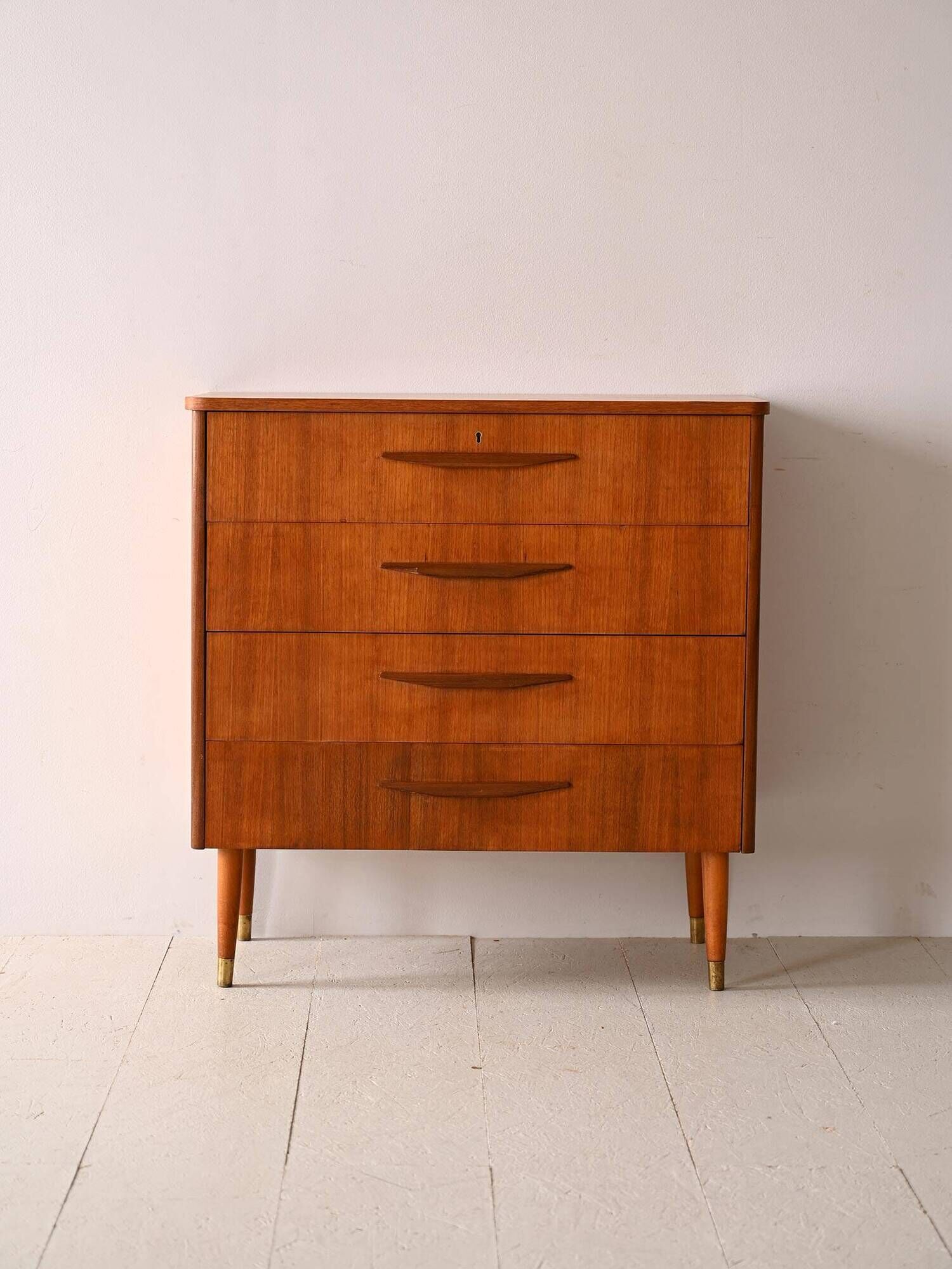 Nordic chest of drawers with wooden handles