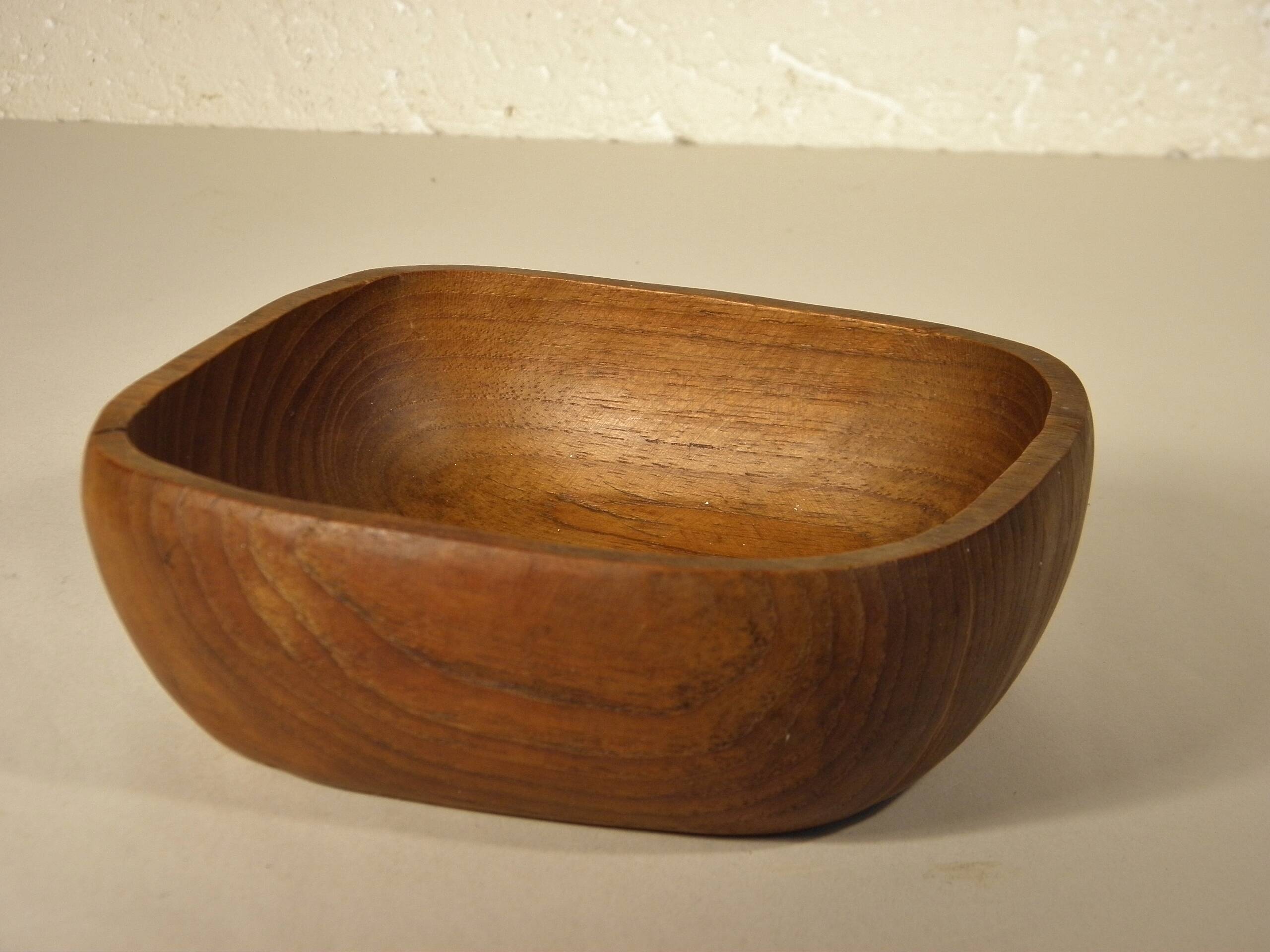 Teak bowl, empty pocket